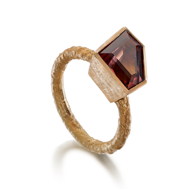 18ct red gold etched ring with tourmaline