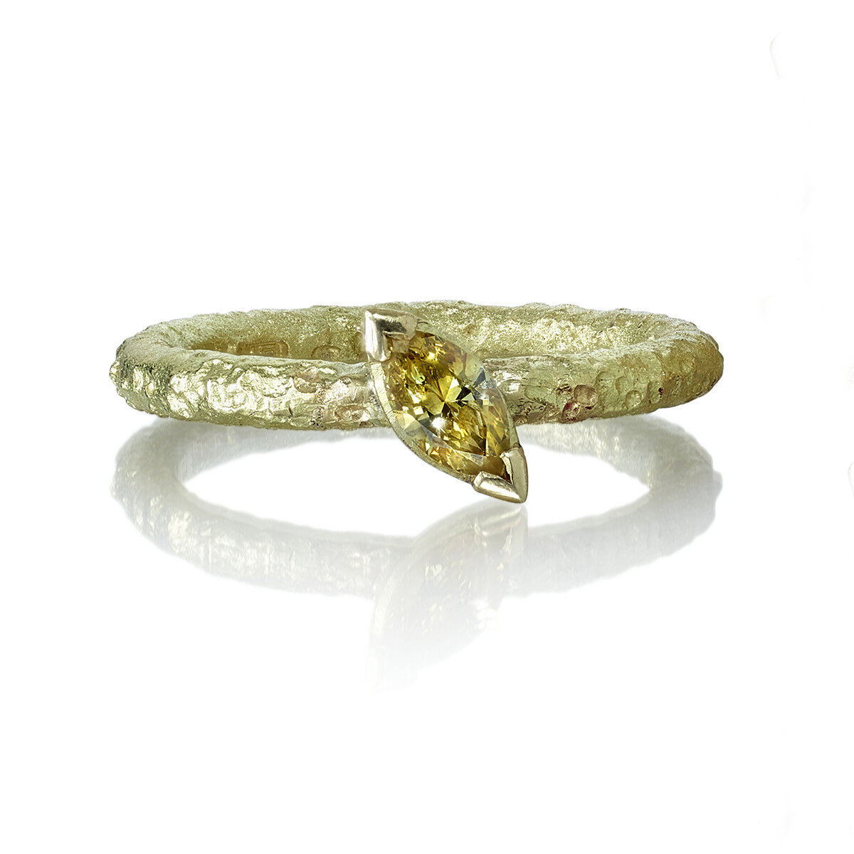 18ct gold etched ring with yellow diamond