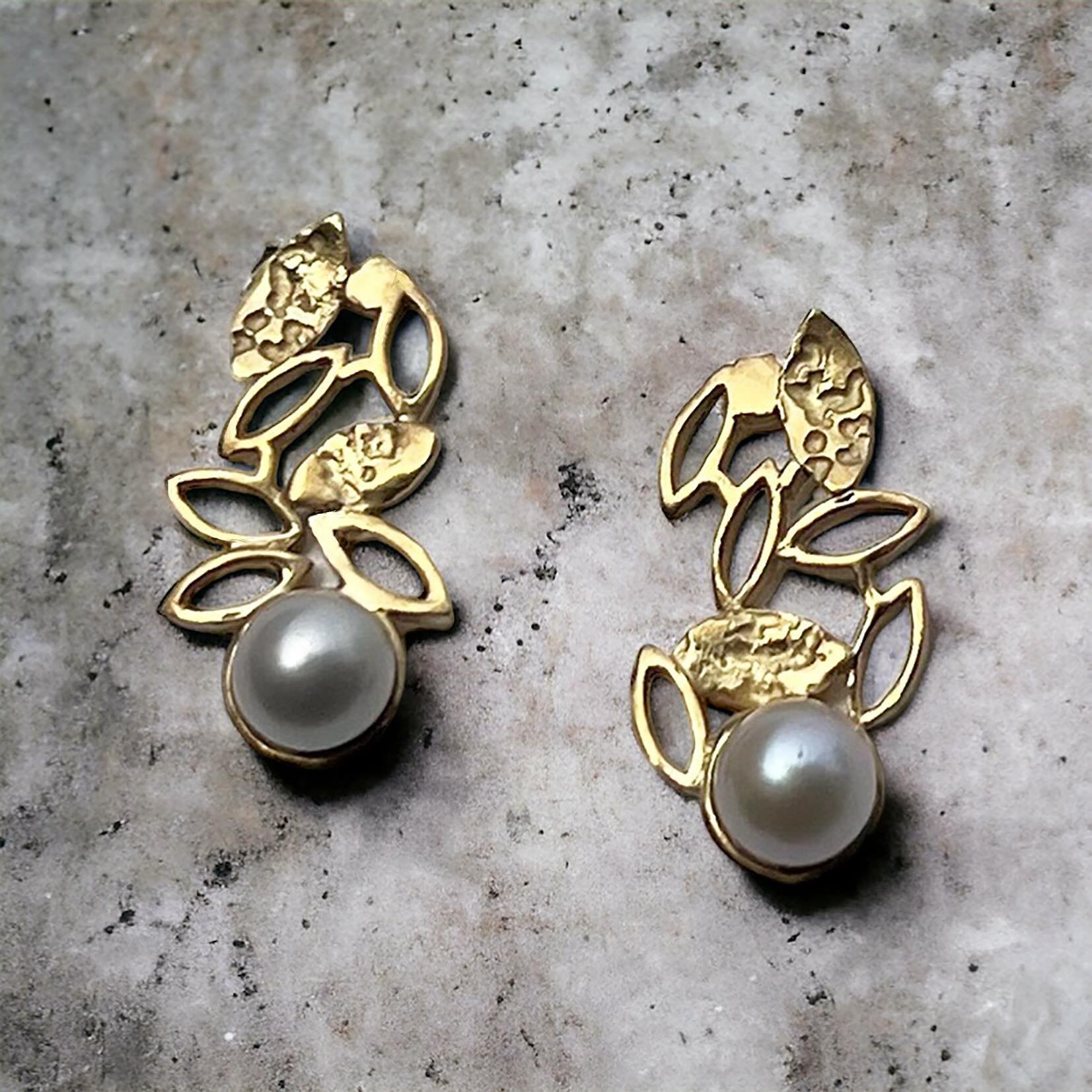 You can never have enough pearl earrings!
.
.
#foliumcollection #susihinesjewellery #pearlearrings #bespoke #bespokefinejewellery
#handmade #inspiredbynature