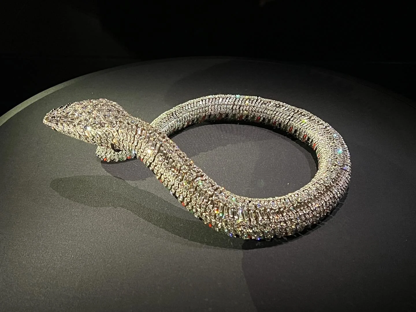 So glad to have finally seen the Cartier @vam with @mayaselwayfinejewellery and @dougselway
a beautifully designed exhibition. I loved so many things here and was mesmerised by the Snake necklace, a 57cm long articulated serpent with 2,473 beautifull
