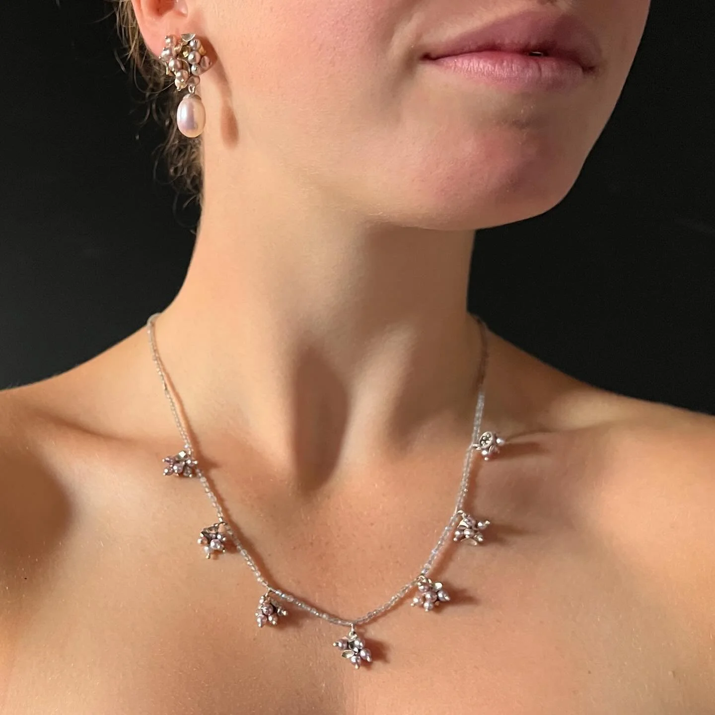 These elegant pearl drop earrings with articulated leaves and seed pearls are a wonderful combination to wear with this aquamarine and seed pearl necklace and look so fresh with any skin tone

#pearlearrings #susihinesjewelery #foliumcollection #aqua