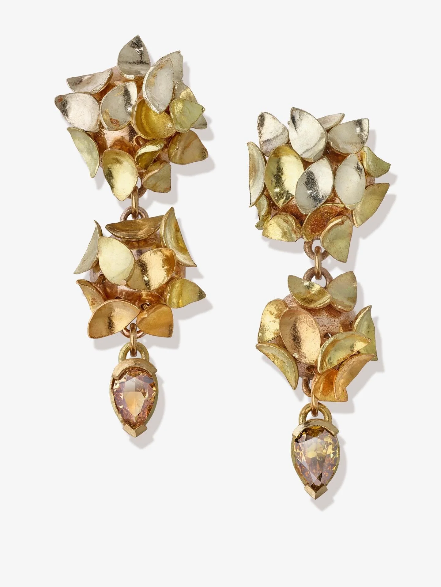 Folium Earrings in 18ct with articulated seeds and cognac pyramid diamonds

For the whole of April I am with @suffolkcraftsociety in a collaboration with @brittenpearsarts showing here at Gallery 21. It marks the 56th year of the formation of the SCS