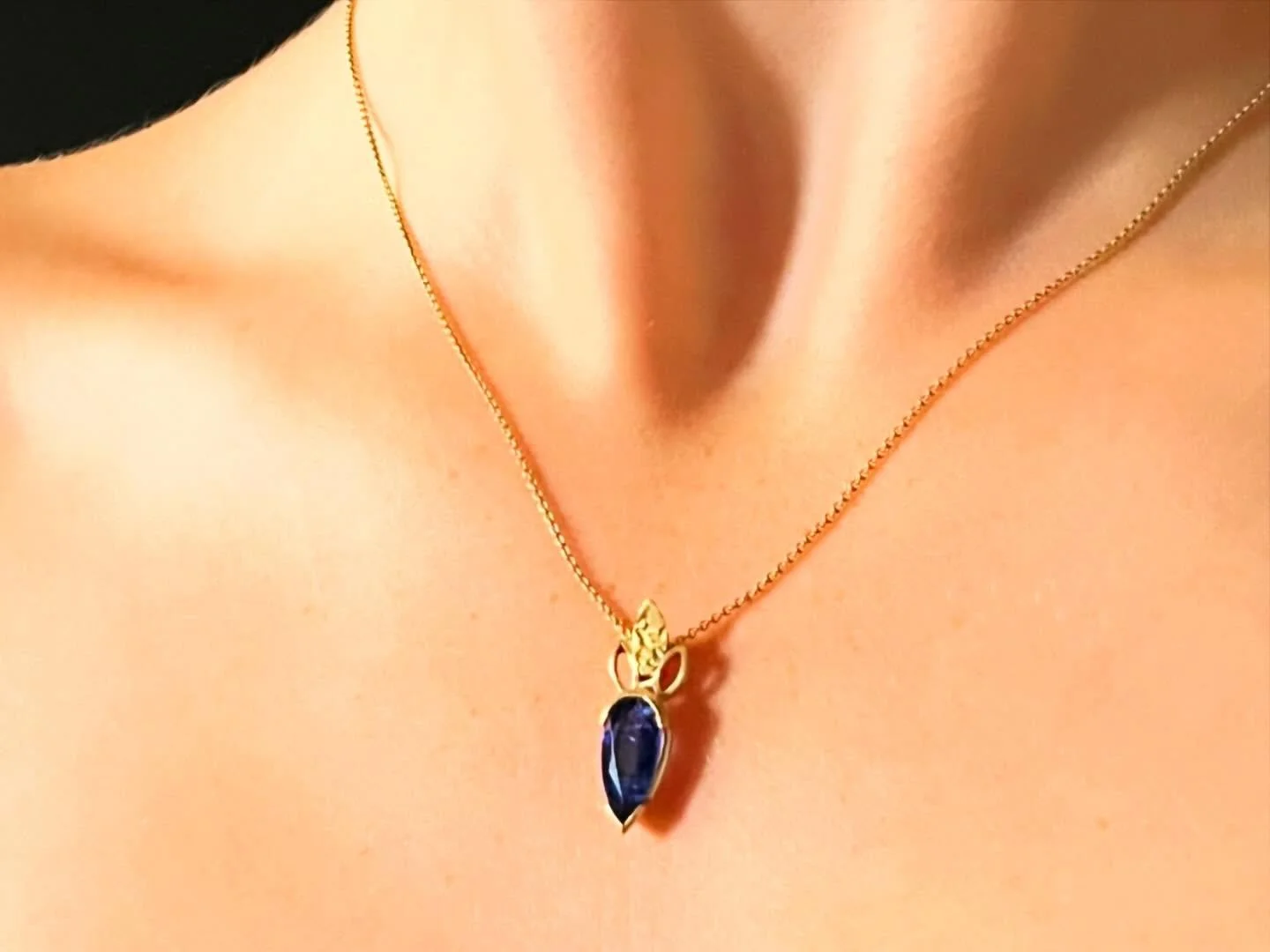 As spring warms up it is time to think about wearing frocks and showing the neckline with subtle pendants - here an 18ct fine chain with gold leaves around a deep ocean blue kyanite drop
.
#susihinesjewellery #handcraftedfinejewellery #contemporaryje