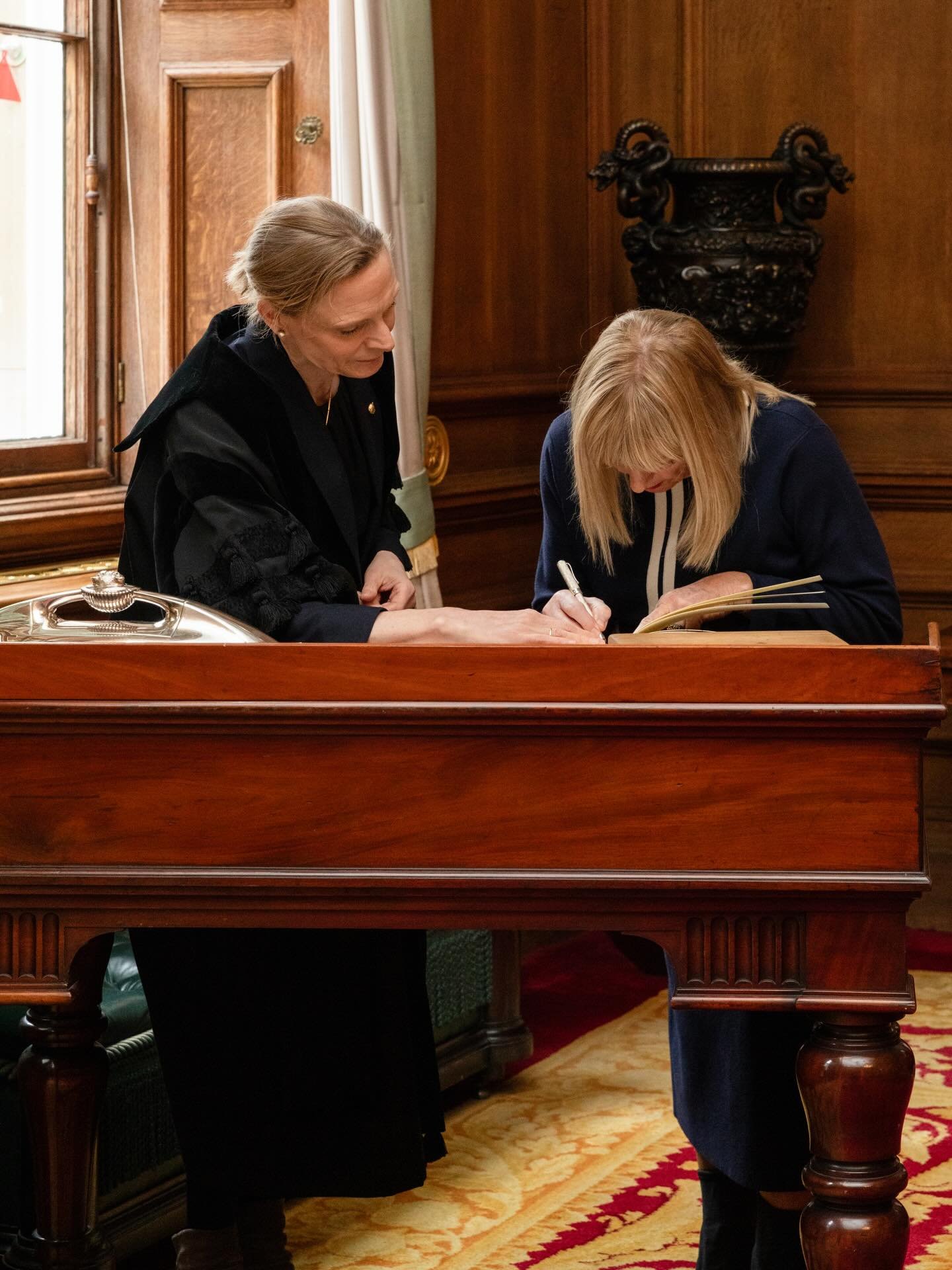 I am thrilled and honoured to become a Freeman of the Goldsmiths Company earlier this month. A memorable ceremony in a magnificent, historic setting.
It was lovely to meet new faces and be with other Freeman who were already dear to me. It&rsquo;s a 