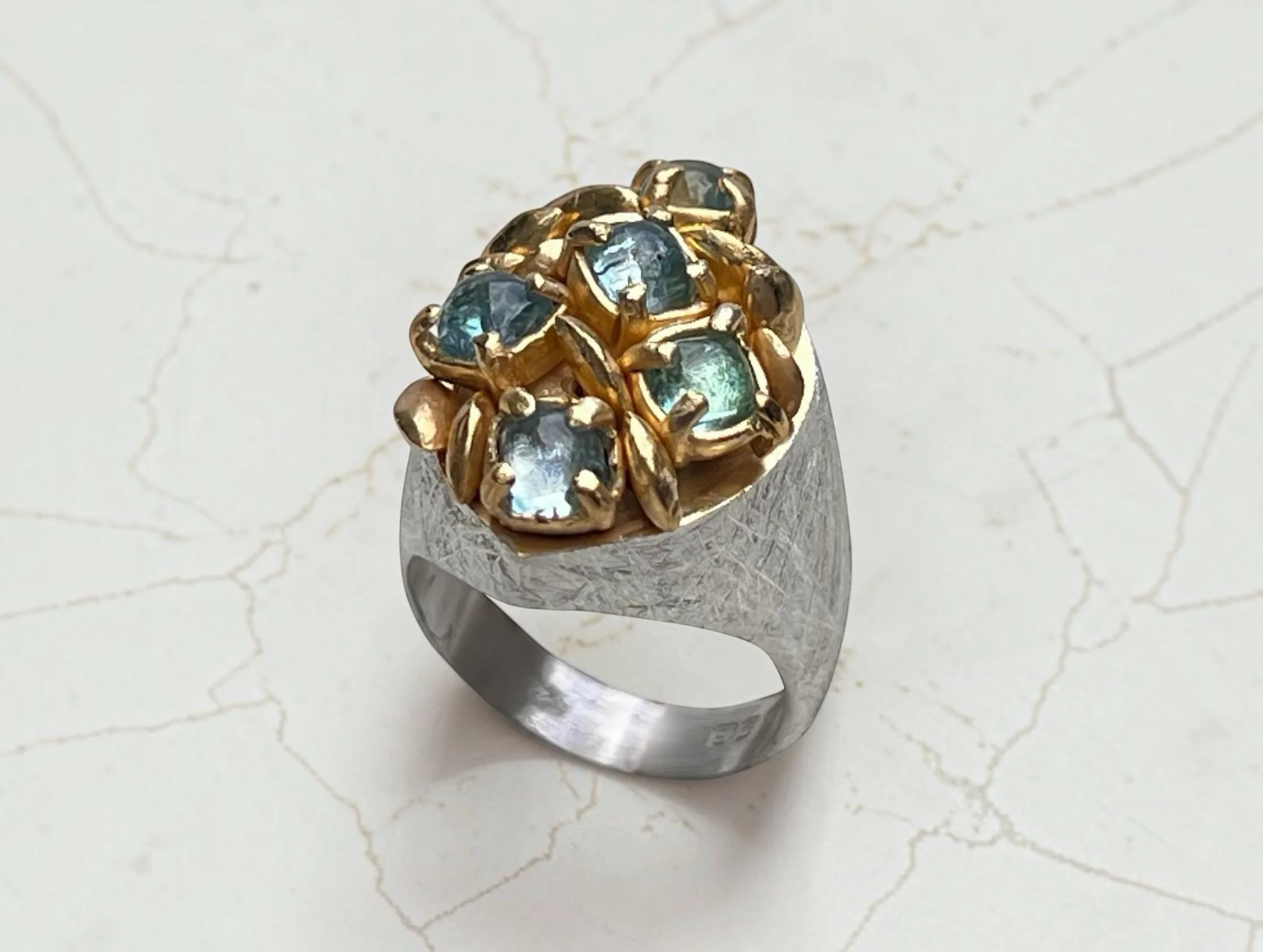 @goldsmithsfair starts next week!

Acini gold seed and silver ring with aquamarines 
Come and see me at Stand 32

Tues 22-Sunday 27 September 
11-6.30 Tuesday to Saturday
11-4.30 Sunday  See bio for tickets

#goldsmithsfair #susihinesjewllery #gold #