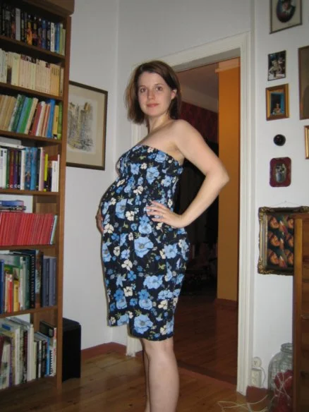 2006. Poserar stolt i ett loppis-shabrak som jag sytt om till mammaklänning. 