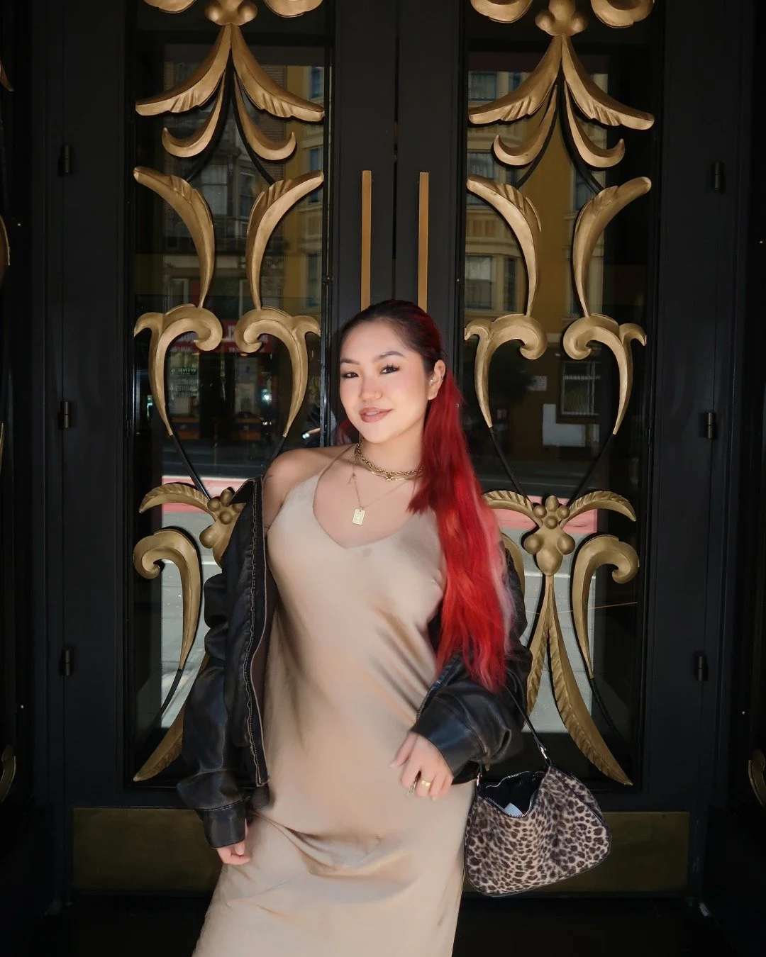 Making an entrance @bluebeachkim 💫 Staypineapple San Francisco: where every detail is golden 🍍