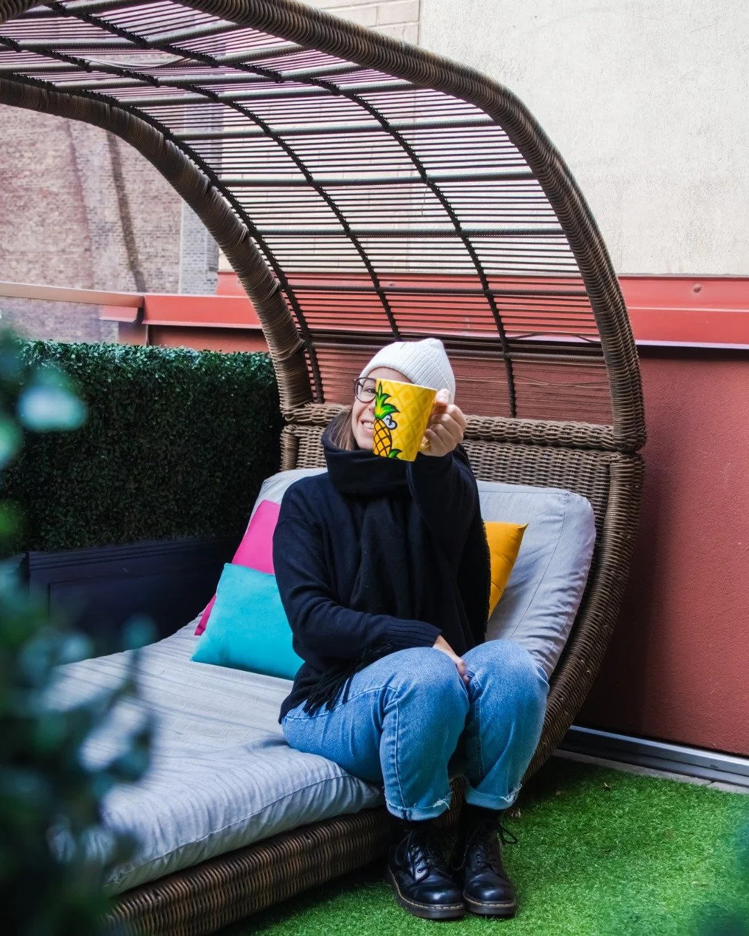 Bundle up, grab your favorite person, and take in the city from your own little corner of New York. ☕

📍 Staypineapple New York, An Artful Hotel