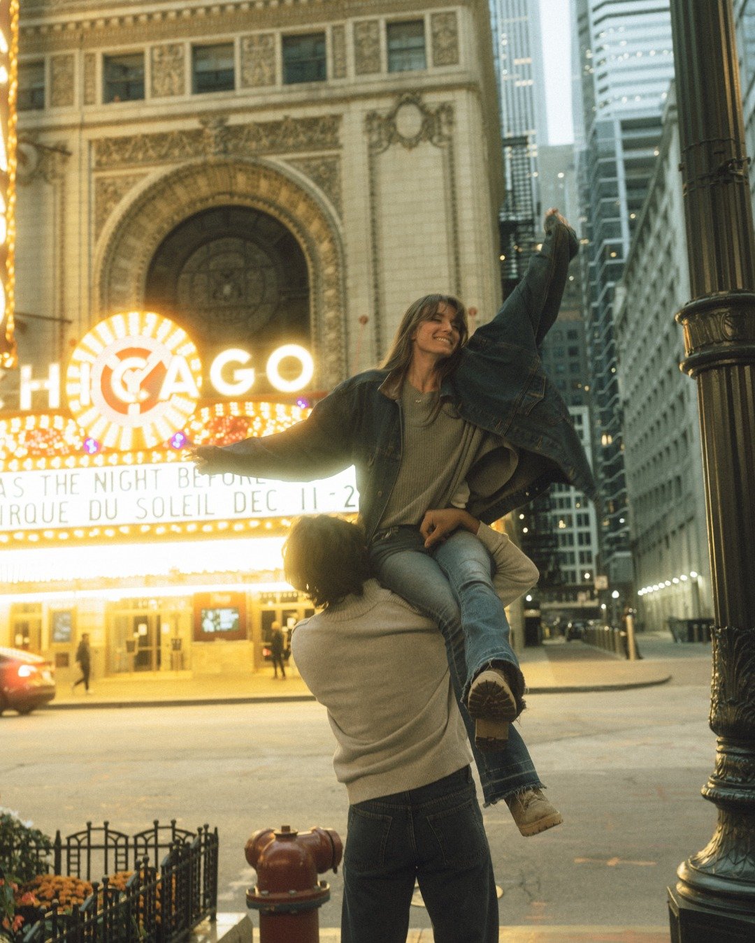 When your Chicago getaway turns into a romantic film. This is what we mean by unforgettable stays 💛 Thank you @nataliebrianaphoto for capturing this magic

📍 @chicagotheatre