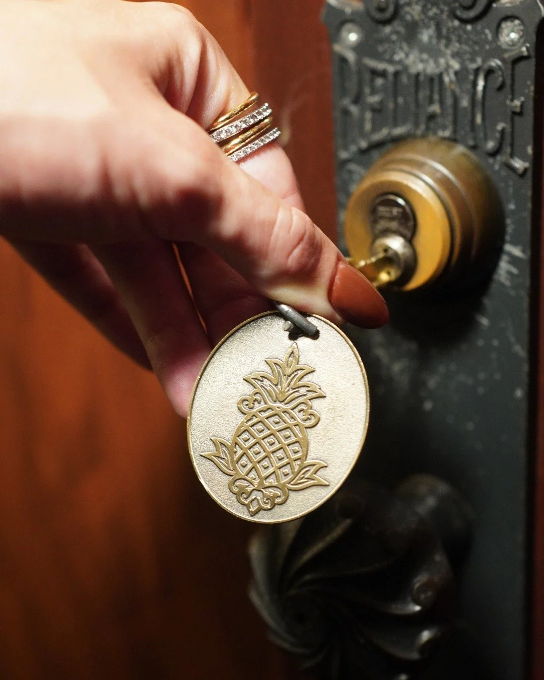 Did you know Staypineapple Chicago is housed inside the historic Reliance Building, a National Historic Landmark completed in 1895? In its early days, the building was home to merchants, medical professionals &mdash; and yes, Al Capone's dentist. We 