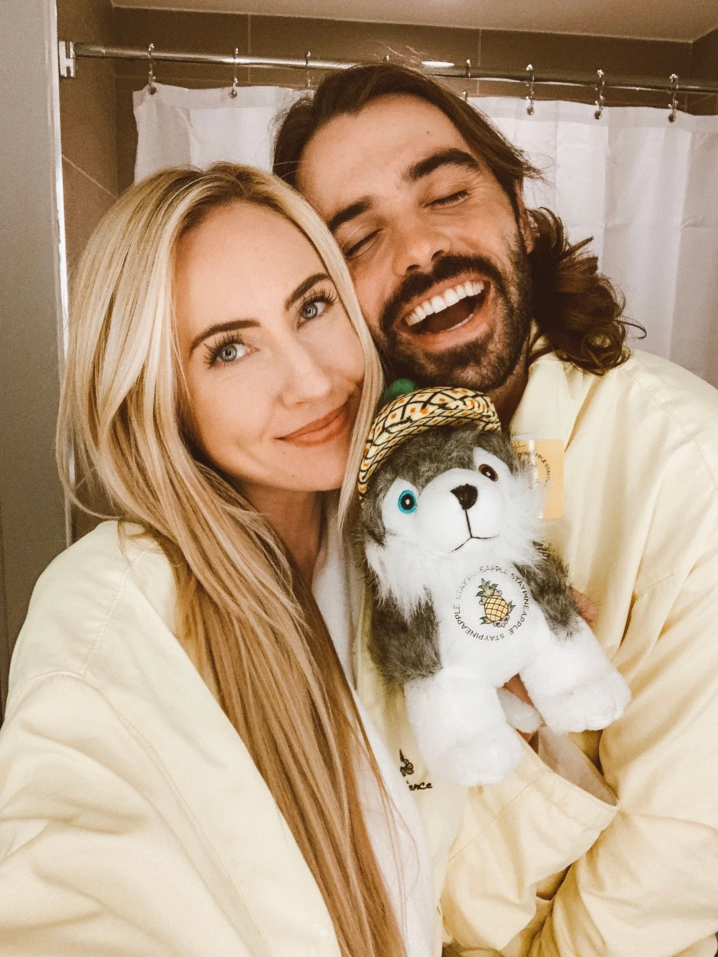 Dash, The Pineapple Pup LOOOOOVES making new friends! 🐾🍍