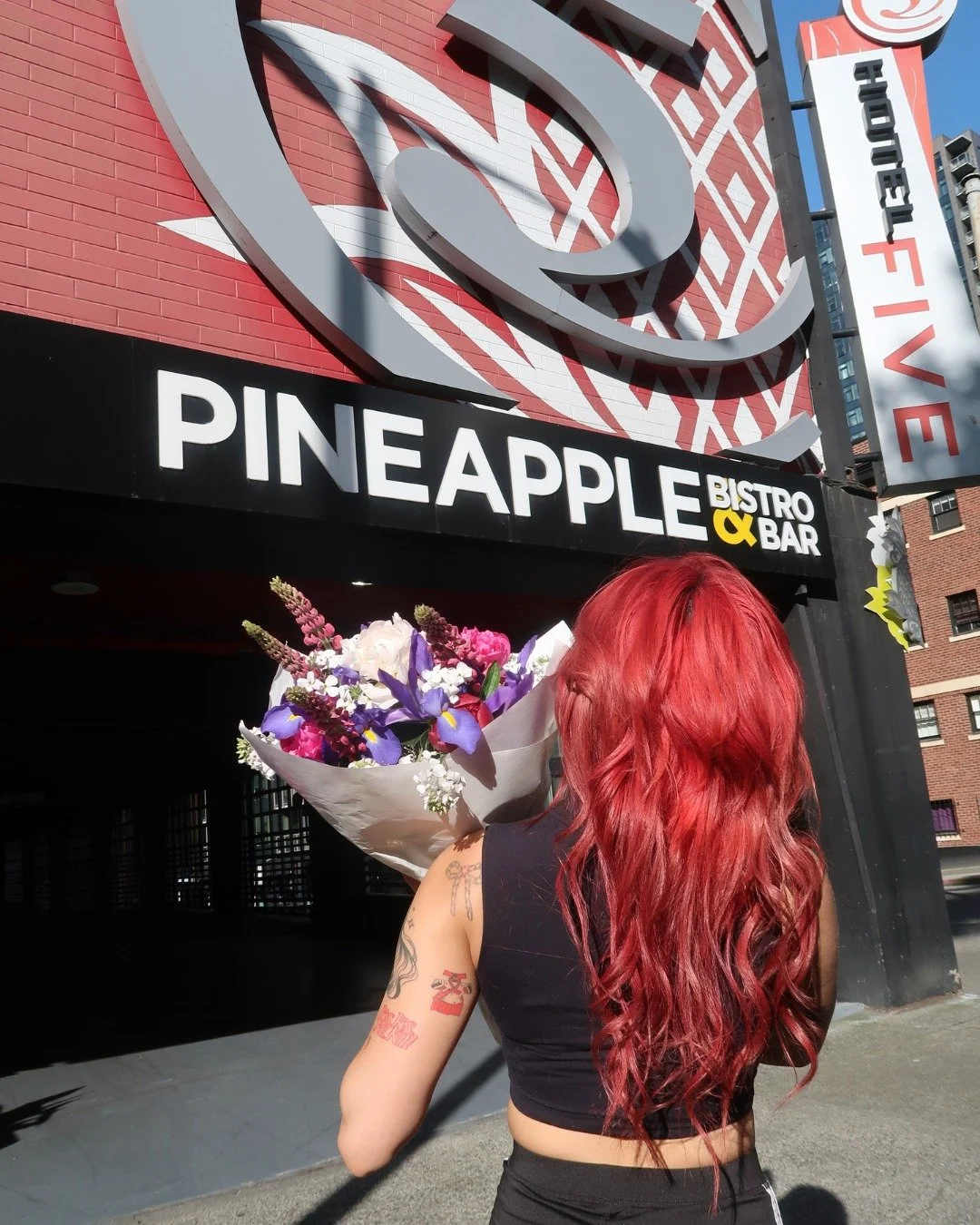 Flowers from @pikeplacepublicmarket and a hotel that feels like home. Spring in Seattle is something else. 🌸

📍 Hotel FIVE