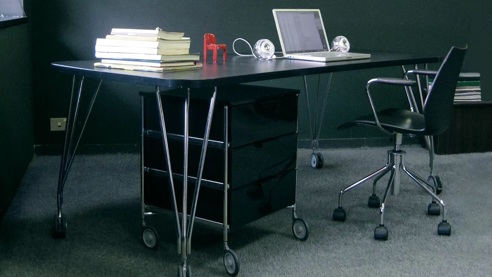 kartell-tables-max-with-castors-9.jpg