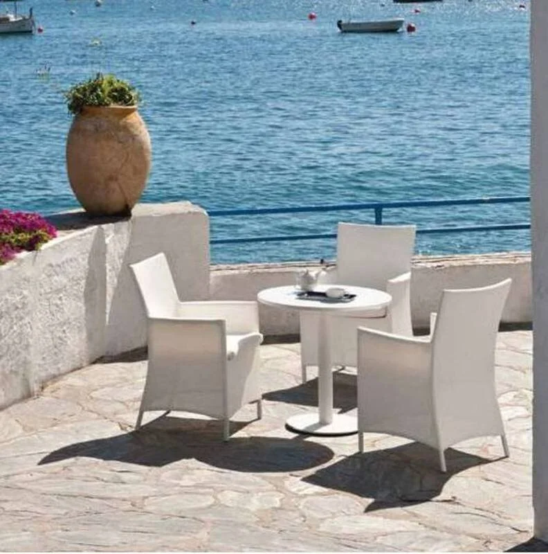 IE3i-outdoor-small-tables-iris-03.jpg