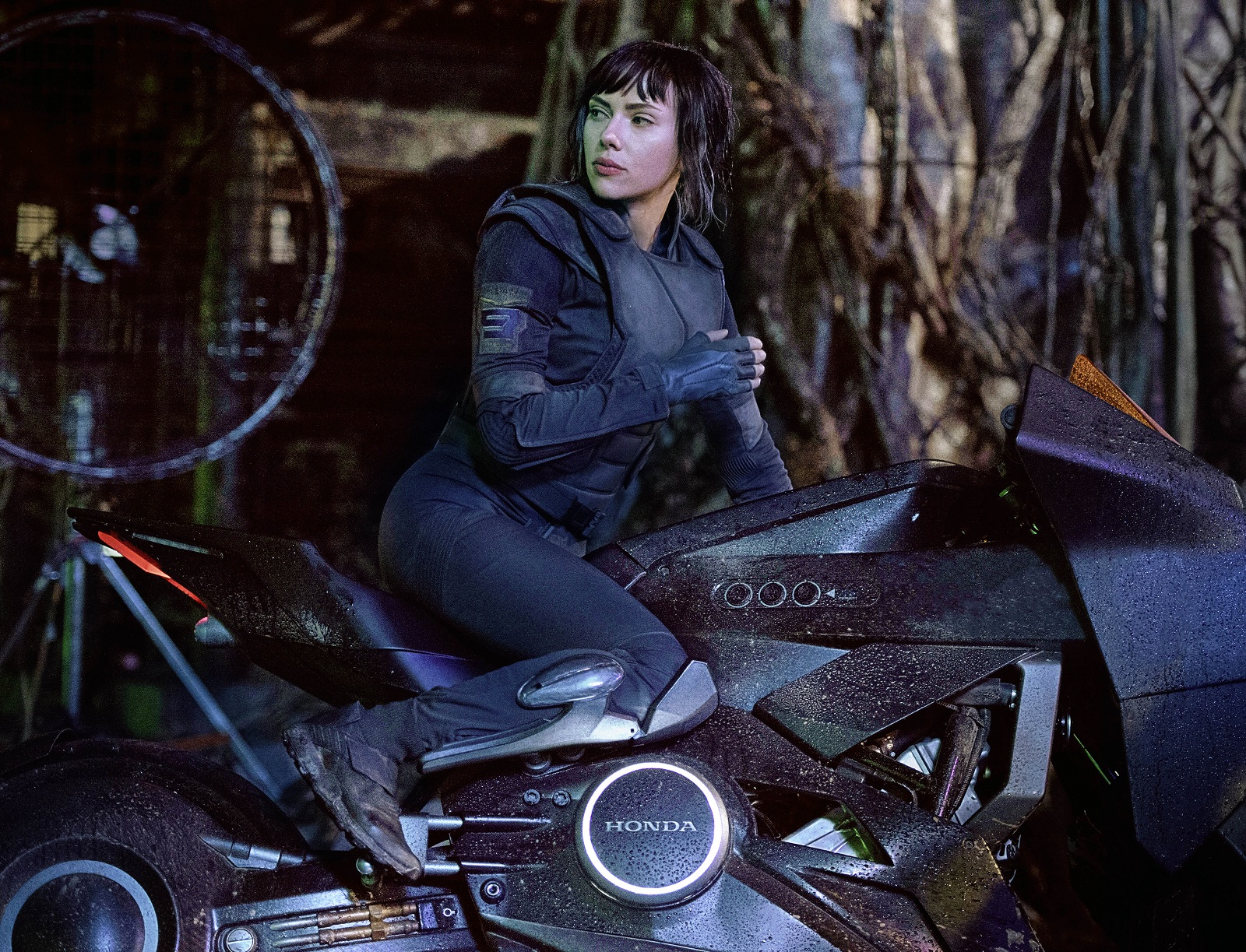 Scarlett_Johansson_Ghost_in_the_Shell_Honda_NM4_Concept_Moto-Mucci (1).jpg