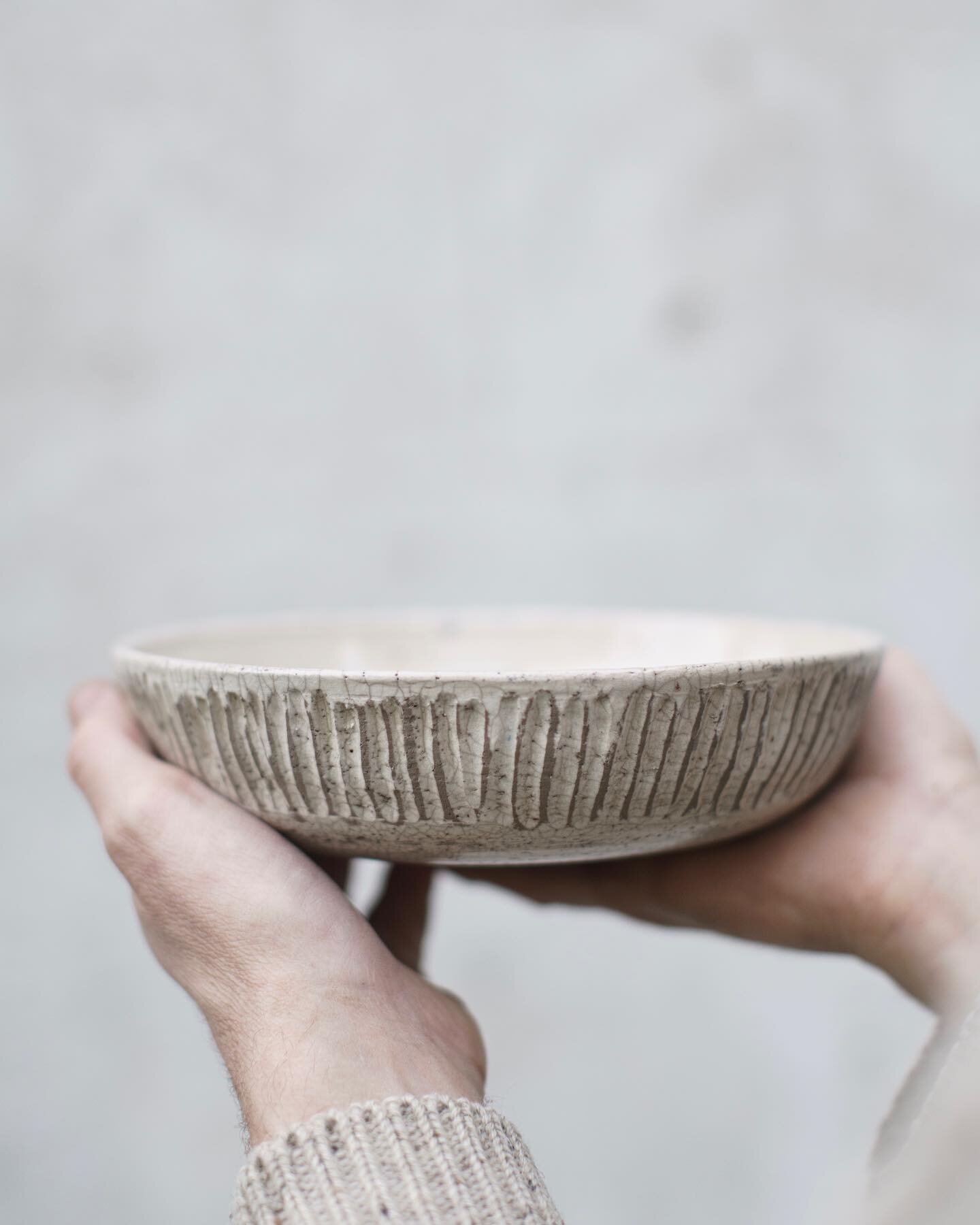 One of our favorite pieces!
A &ldquo;Pinstripe&rdquo; soba bowl or even salad bowl! The black lines are due to the absorption of smoke by the clay in the reduction stage💙
Go to our website to learn more 🧐🤓
.
.
.
.
#raku #rakupottery #homemadeceram