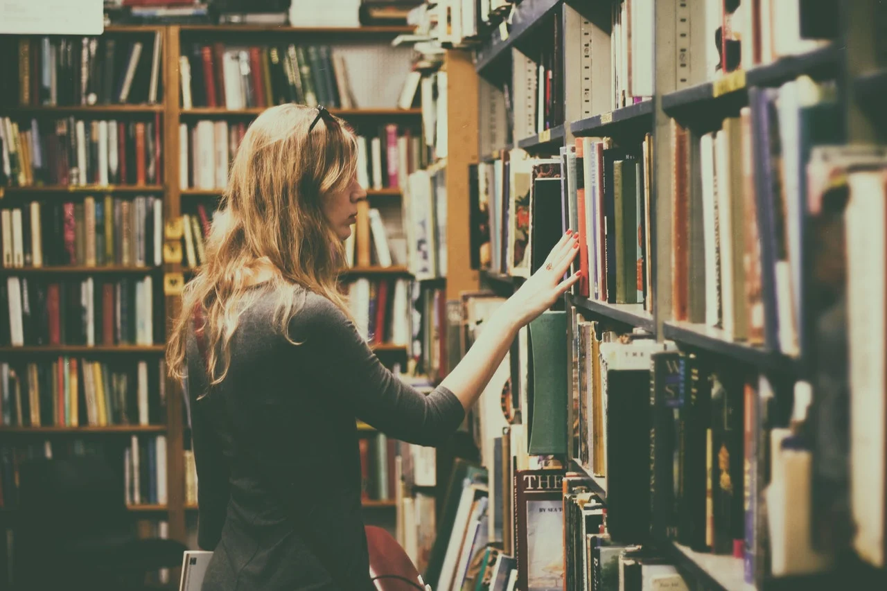books-book-shopping-old-books-926680.jpeg