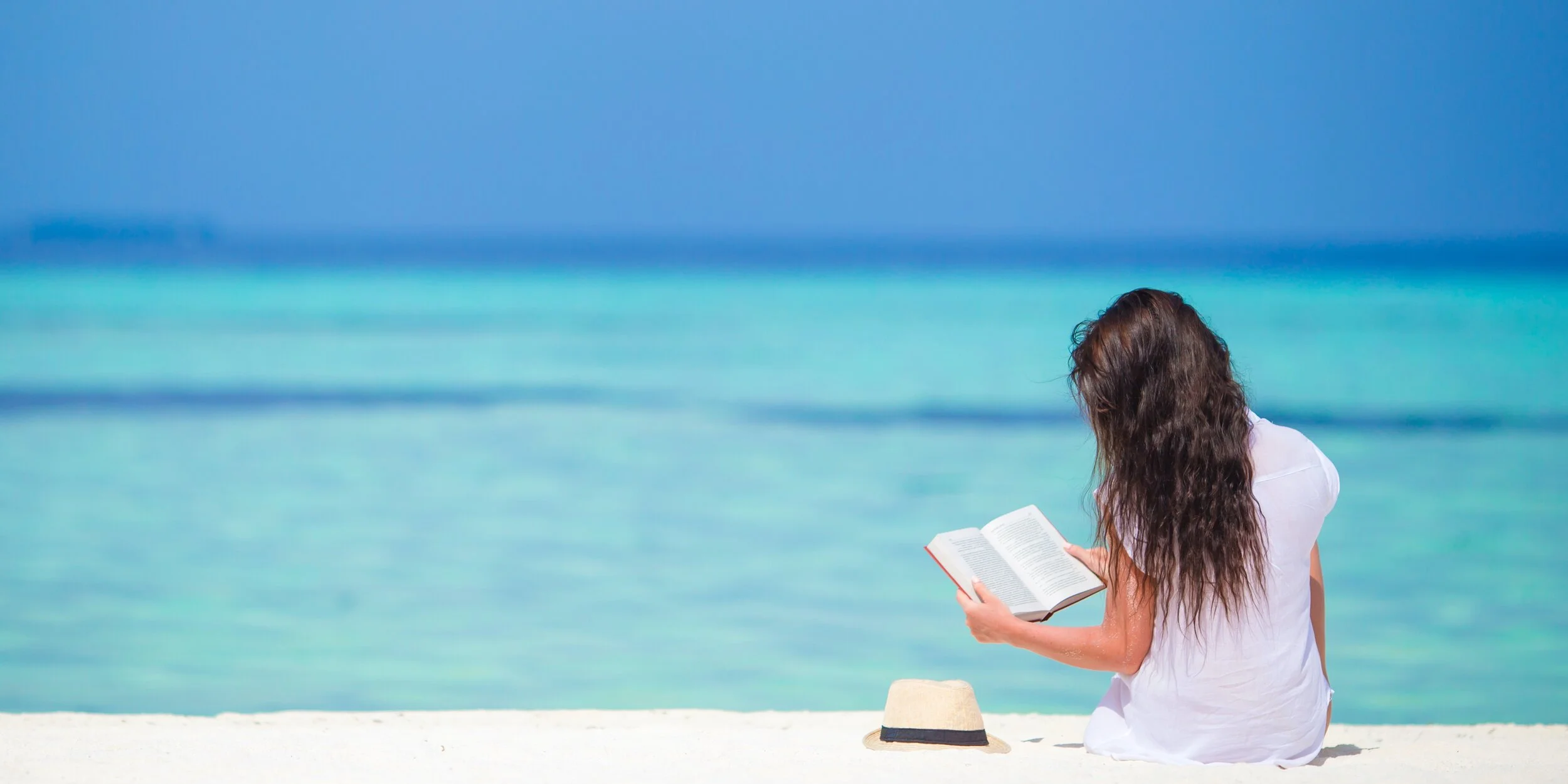 где море книг. отпуск у моря. лето с книгой. книга на фоне моря. раскрытая книга.