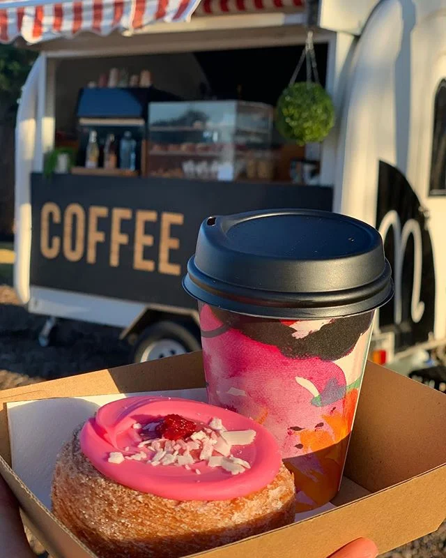Bright n Sandy Festival Food and Wine Festival! Coffee in pretty cups and cronuts ready for your Sunday splurge 🤤 @biopak.au @fruitbowlproductions #cronuts #brightnsandy #brighton