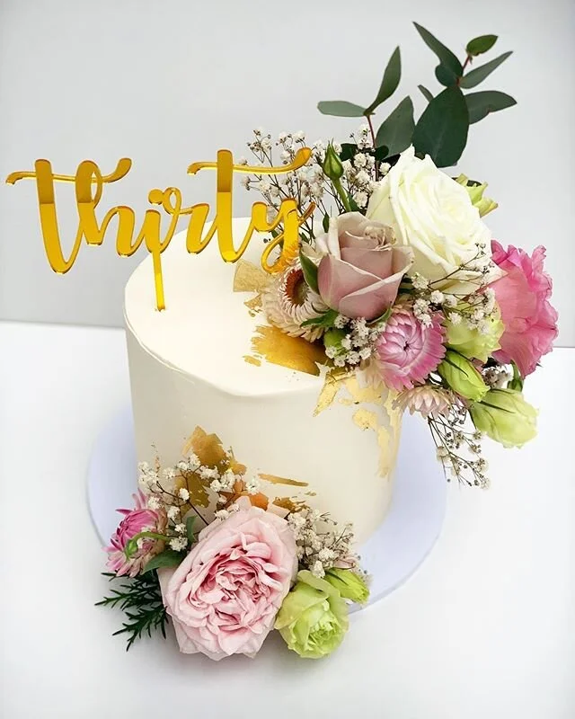 Birthday cake with fresh florals and gold leaf #30thbirthday #melbournecakes
