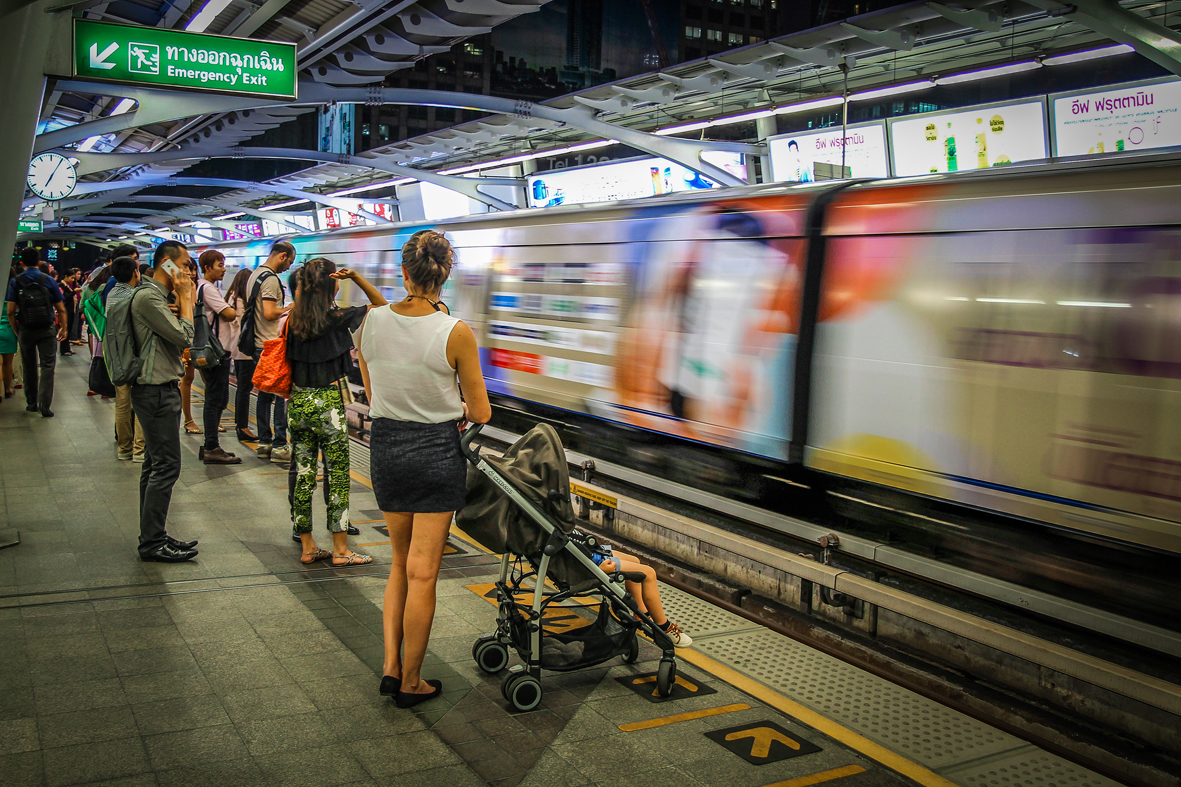Reizen kinderen Thailand Bangkok BTS skytrain metro.jpg