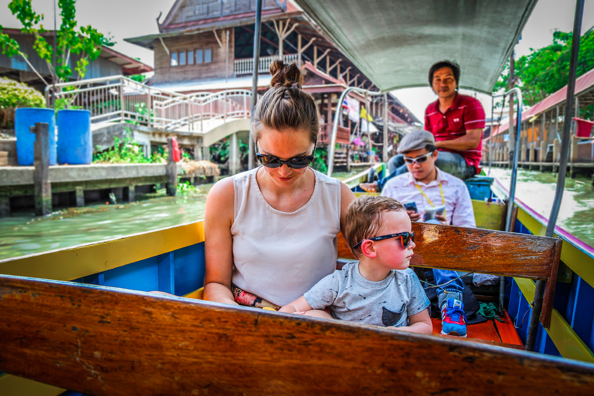 Reizen kinderen Thailand Bangkok floating market.jpg