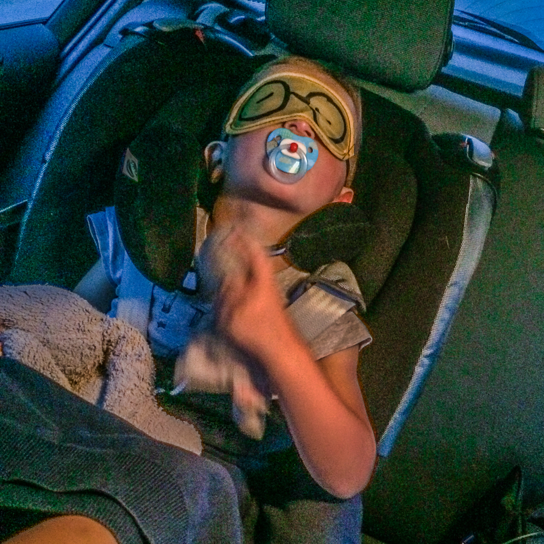 Autorit met kinderen slapen in de auto