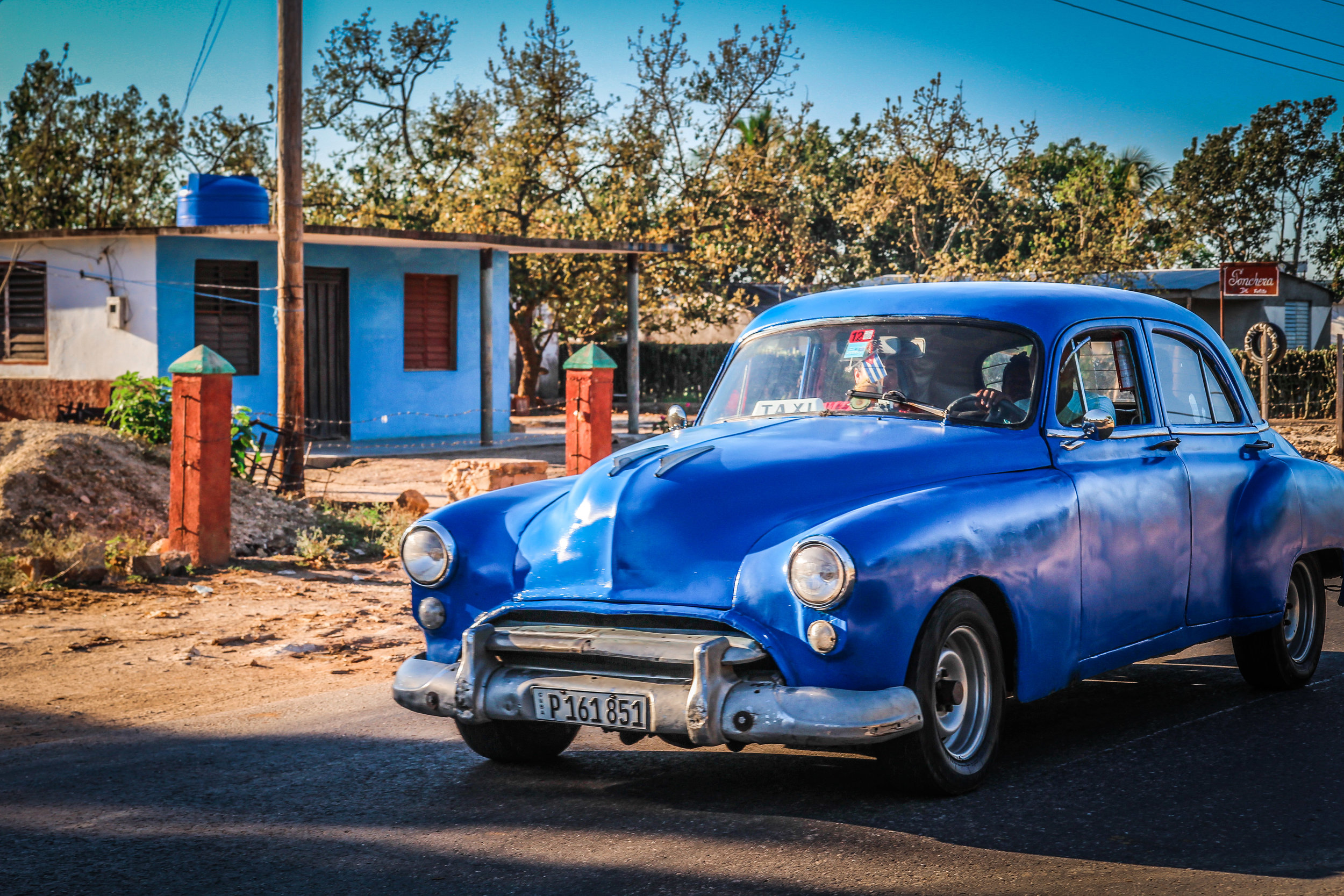 Onderweg naar Trinidad cuba - blauwe oldtimer