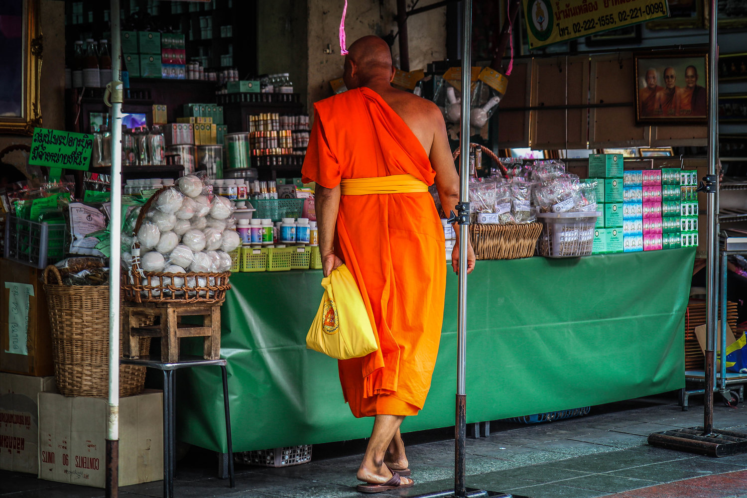 Liggende Boedha - Bangkok met kinderen - monnik