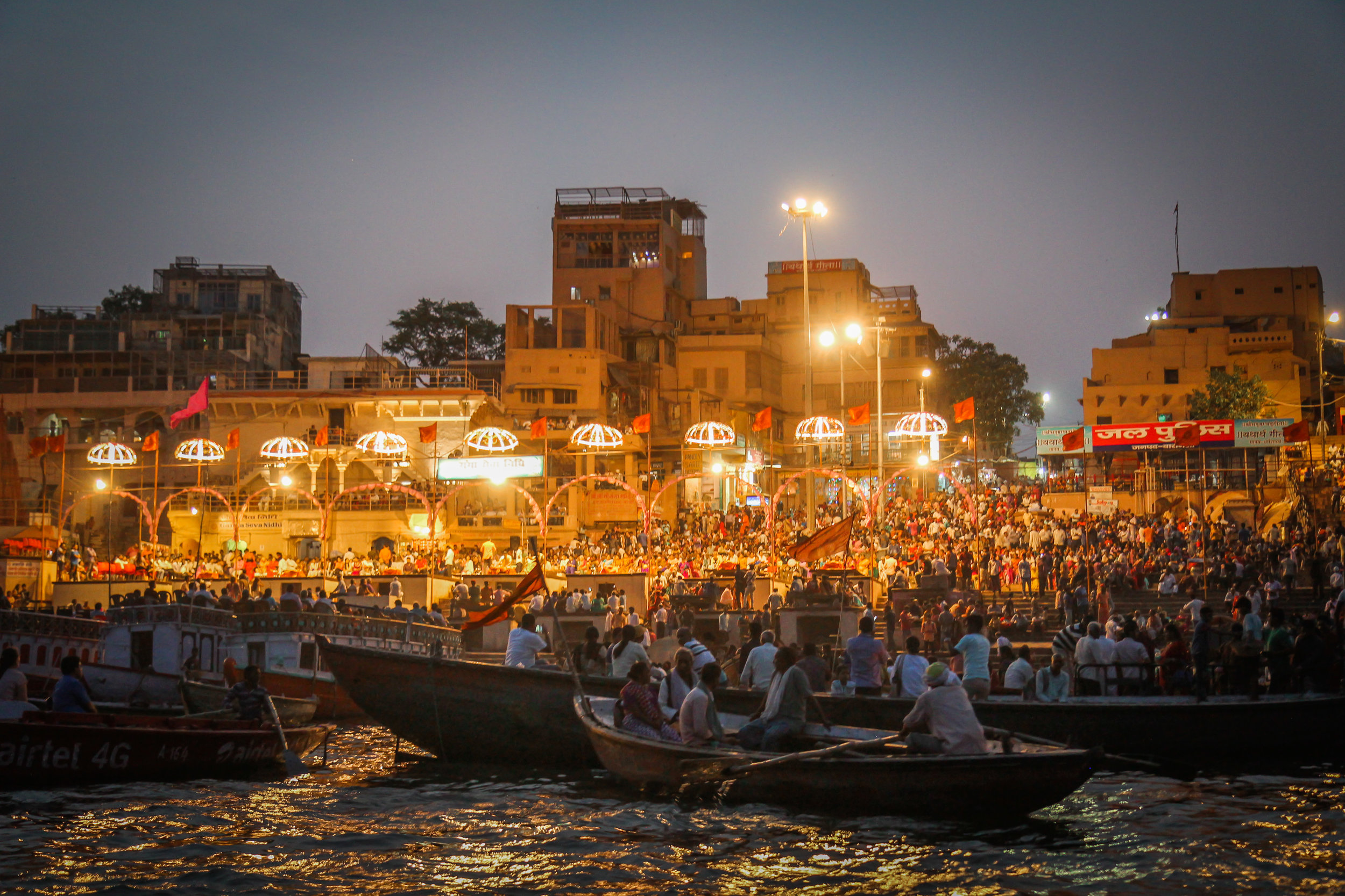 withkidsontheroad_Varanasi_avond_india---9.JPG