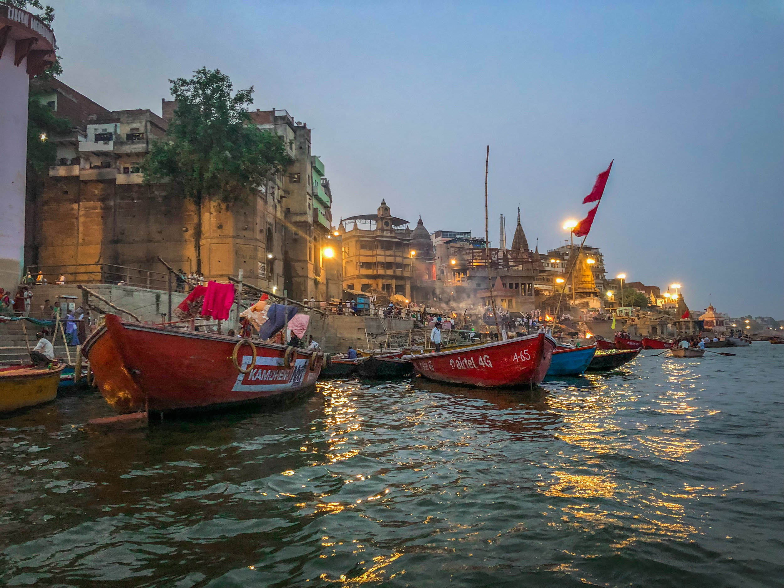 withkidsontheroad_Varanasi_avond_india---32.JPG