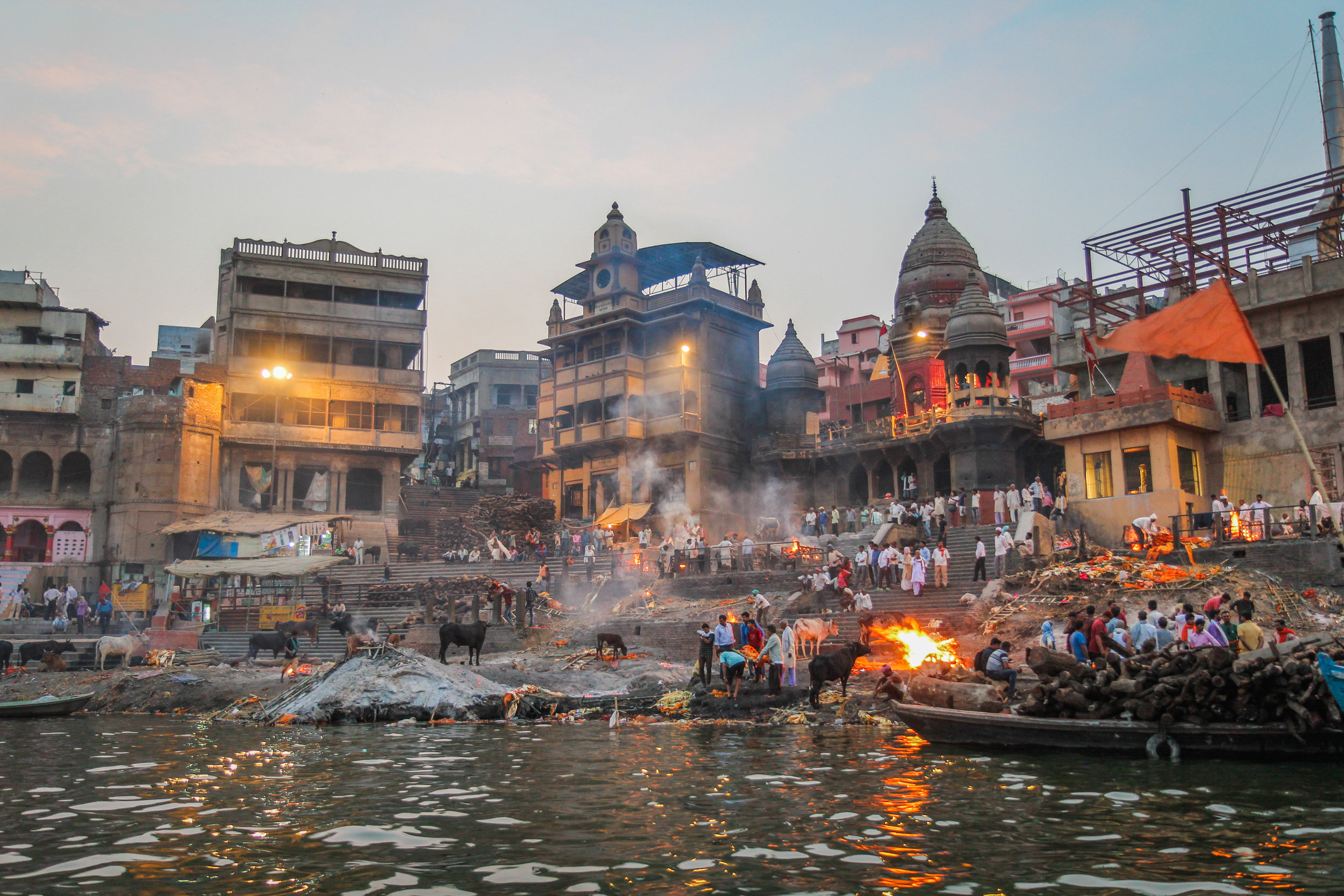 withkidsontheroad_Varanasi_avond_india---8.JPG