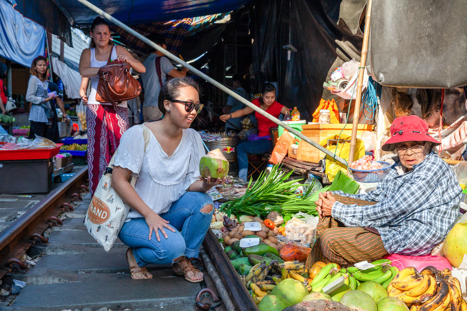 Weekend Amphawa drijvende markt en treinmarkt privétour (Copy)