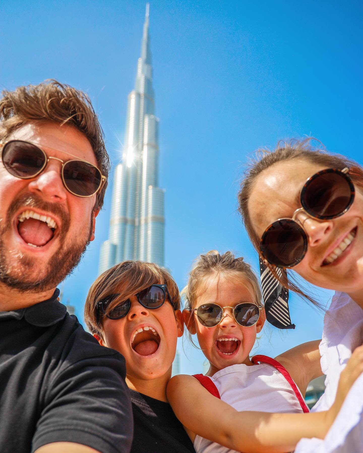 Smiles, sunglasses and starting to grow a @burjkhalifa out of our head. This was Dubai 2020! If you want to reread what we did, take a look at our website! If you have any questions about this trip, let us know! #dubai #visitdubai #burjkhalifa #trave