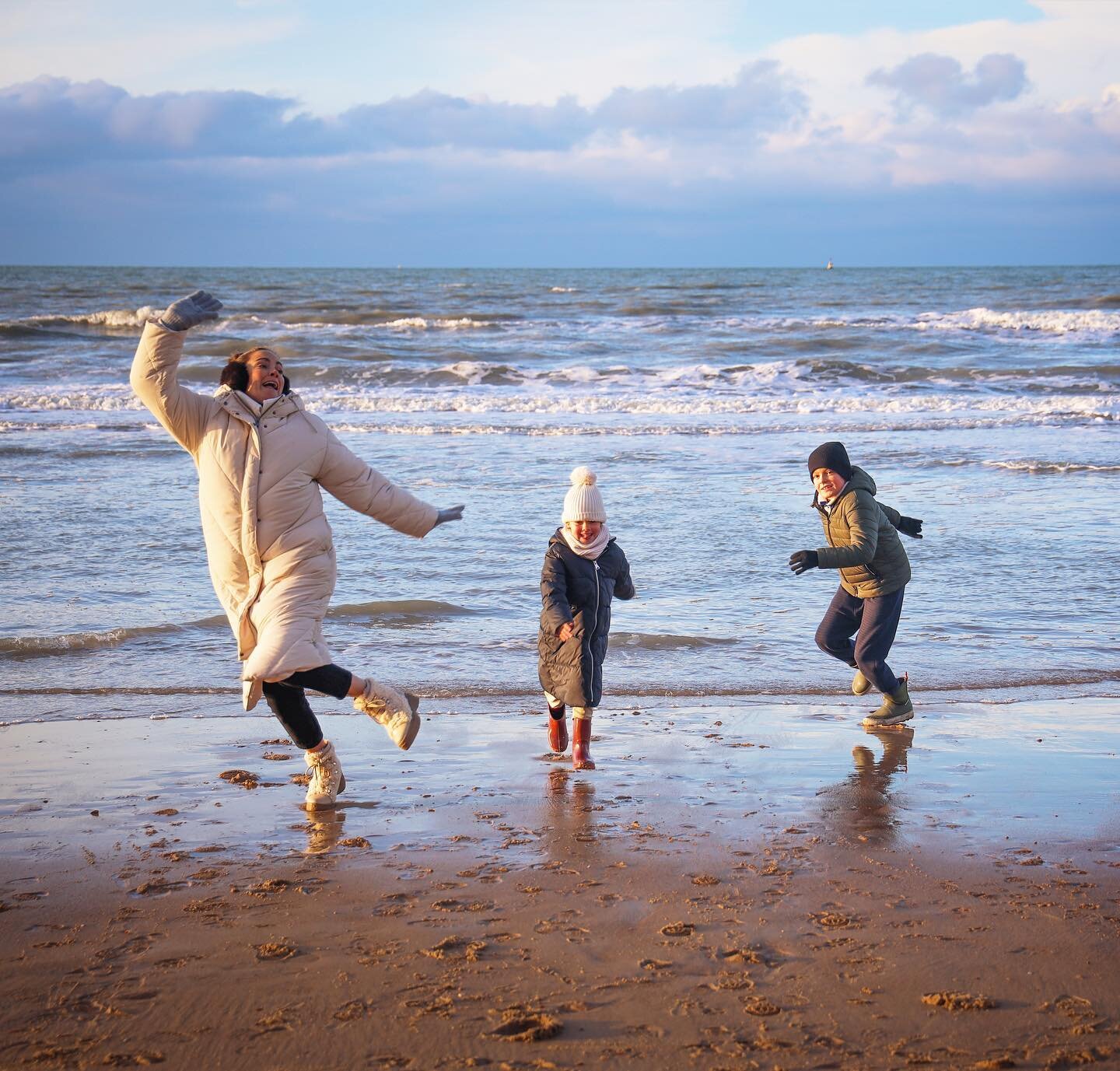 Why we chose a weekend at the beach over a daytrip? Read it in a new article on our website! #weekend #weekendatthebeach #weekendjeweg #oostende #aanzee #tzeetje #myfamily #familytime #qualitytime #familyfun #mykids