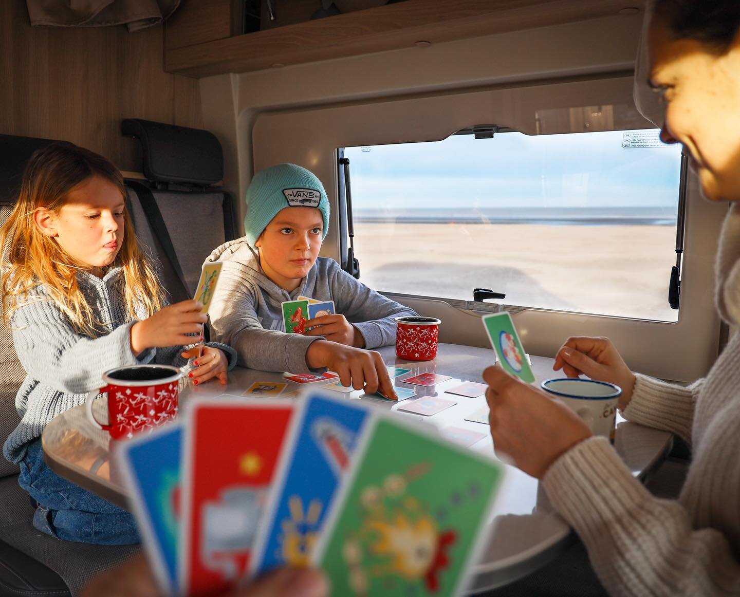 Let us present to you: the very last moments of our camper adventure. After our refreshing (ok ice cold 😁!) morning walk on the beach, we decided to warm up while playing the #stapvoorstap game, @colruytgroup provided us with (there&rsquo;s never a 