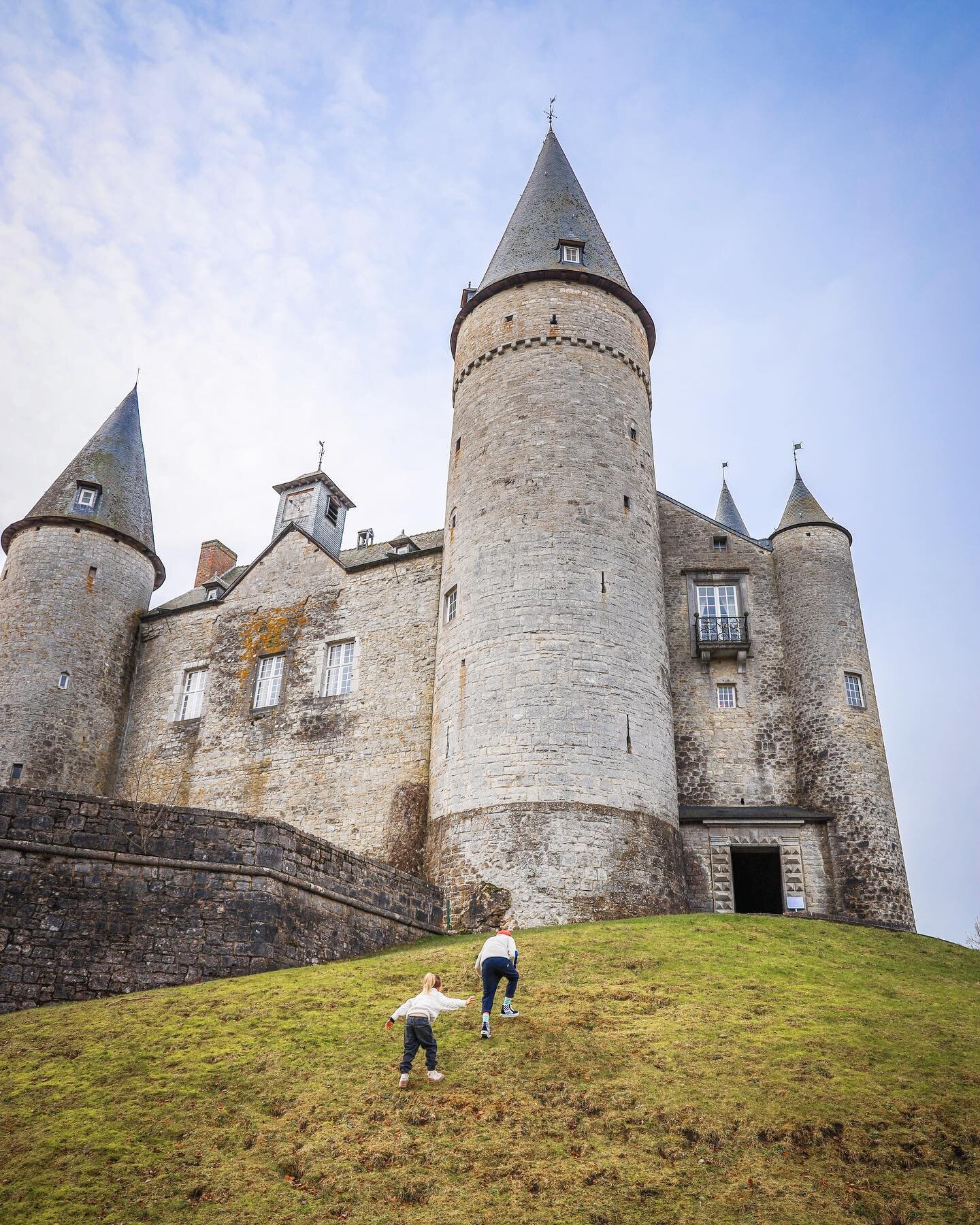 We visited the Chateau de Vêves in Houyet at the beginning of our camper trip. Elodie was beyond amazed that all kids exiting the castle were dressed as princesses or knights so we just hàd to take a look how these kids got their transformation. Tu