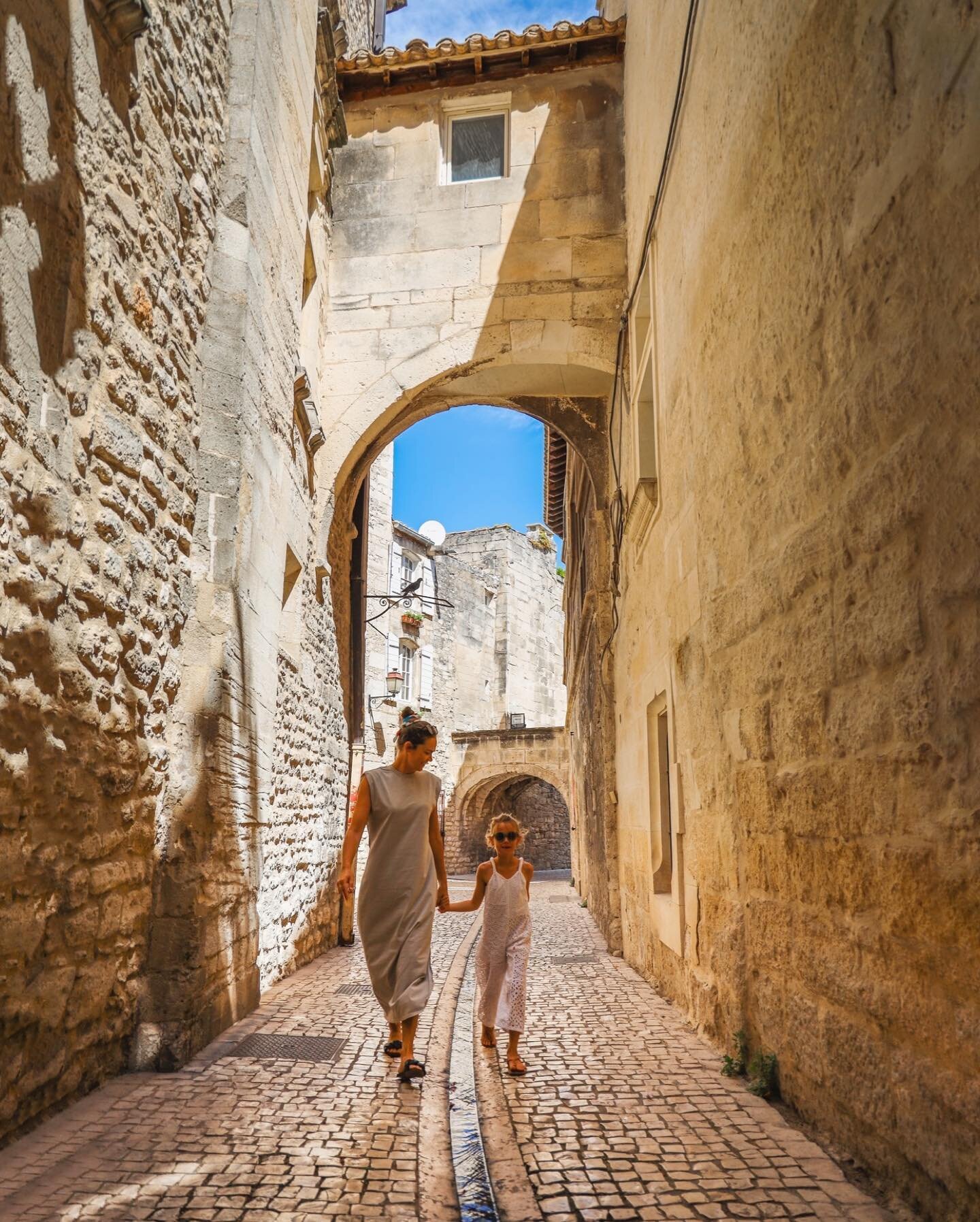 If you haven&rsquo;t been to the march&eacute;, you haven&rsquo;t been in the Provence 😉 We went to Saint-R&eacute;my-de-Provence to smell the lavender soap, buy sweet, fresh fruit and stroll the tiny allies under the platans. We know that local mar