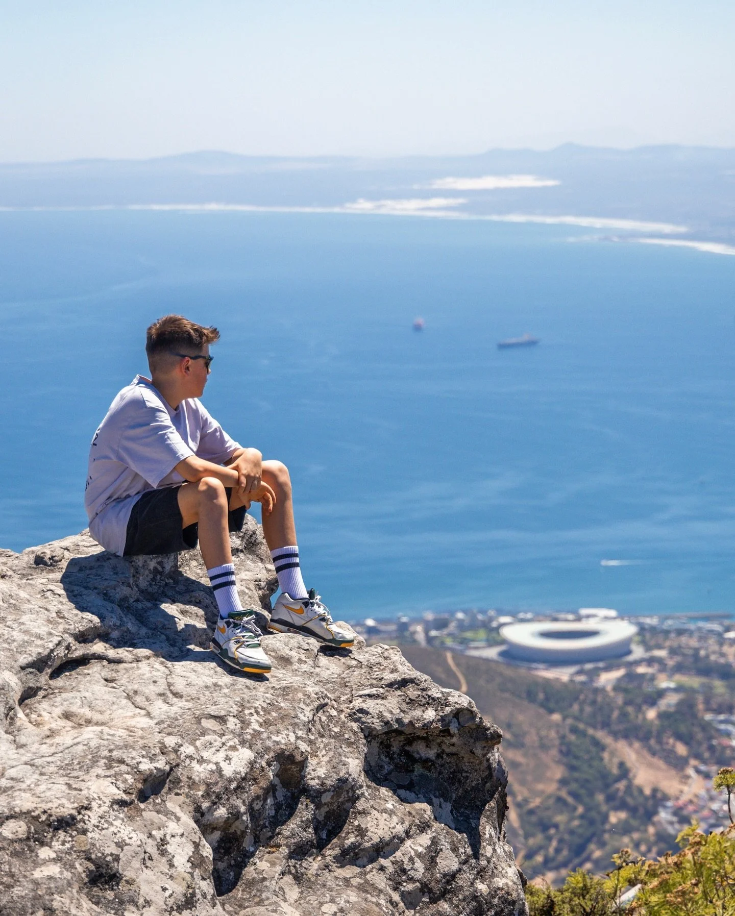 Wat een verschil op 5 jaar! De tweede foto werd in 2019 genomen en oh boy hoeveel en tegelijkertijd hoe weinig is er veranderd? We zagen hem groeien (letterlijk en figuurlijk) Kleine jongens worden een beetje groter, maar niet voor mij. My sweet litt