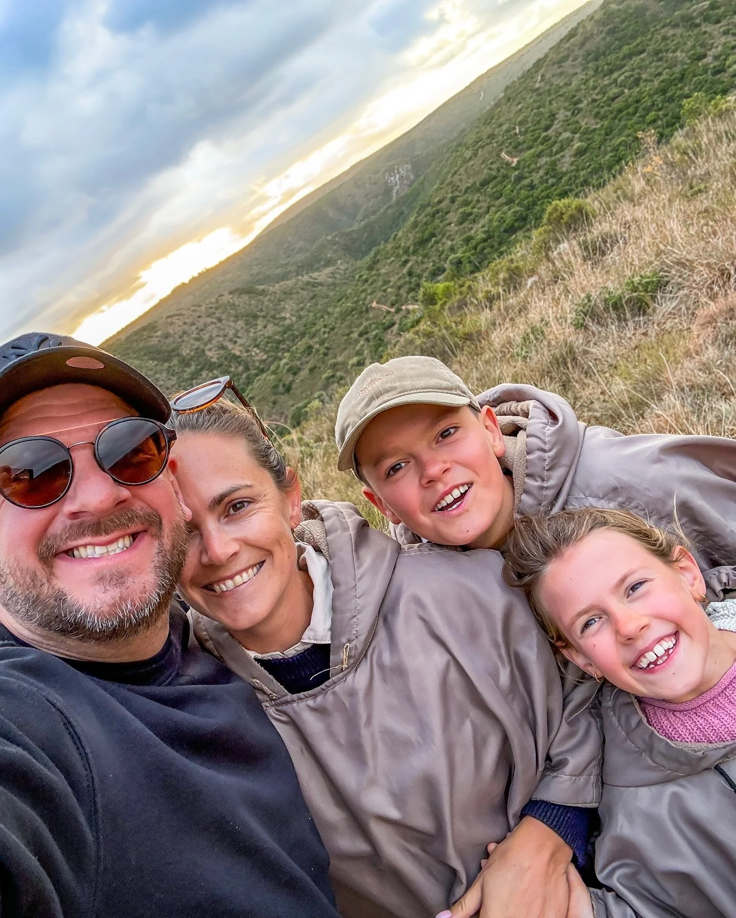 -De laatste foto komt op de kast-
 Game drives zijn &eacute;&eacute;n van onze favoriete activiteiten om te doen als gezin, zo&rsquo;n game drive duurt telkens een uur of 3, maar lijkt voorbij in een vingerknip. We voelen ons wel thuis in de African 