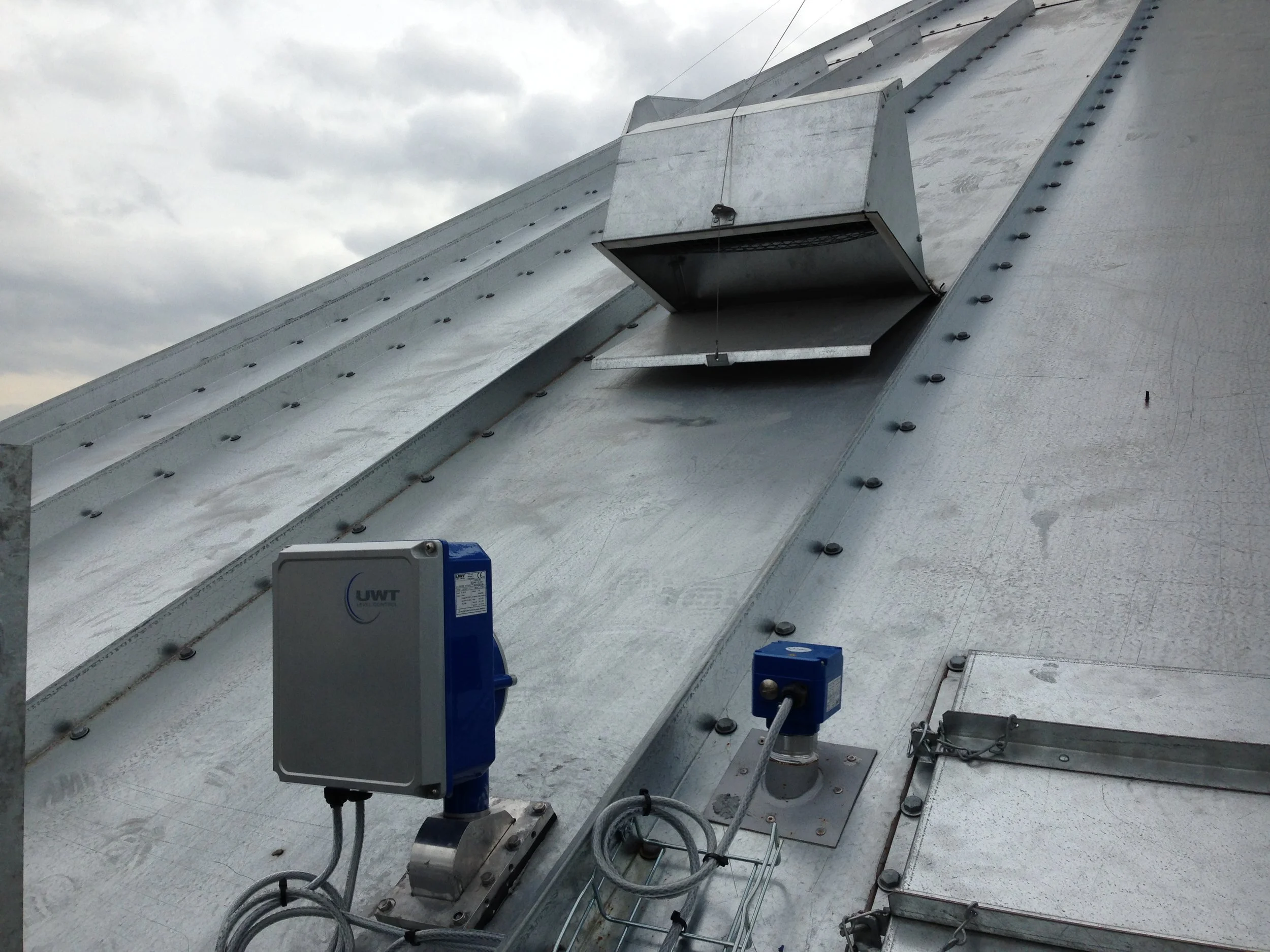 Nivobob alongside emergency high level sensor (Rotonivo)
