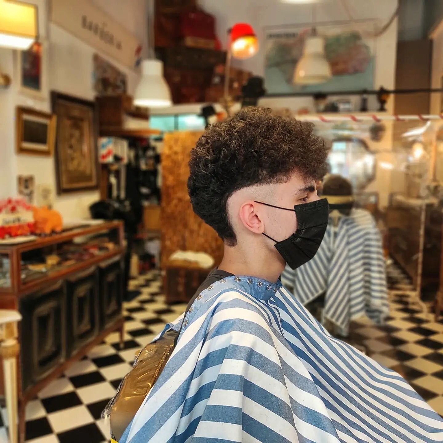 Oiga!! Ma&ntilde;ana es fiesta?? Pues La barber&iacute;a abre medio d&iacute;a. Si tienes un plan llama ya! 952210889