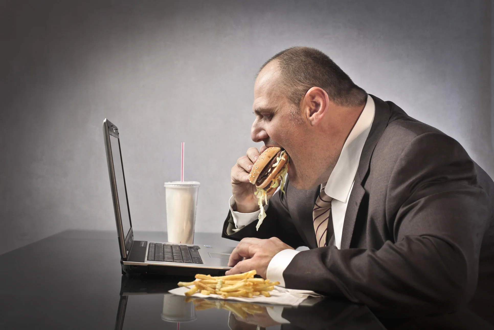 Why You Should Check Emails and Social Media Whilst Eating Meals 