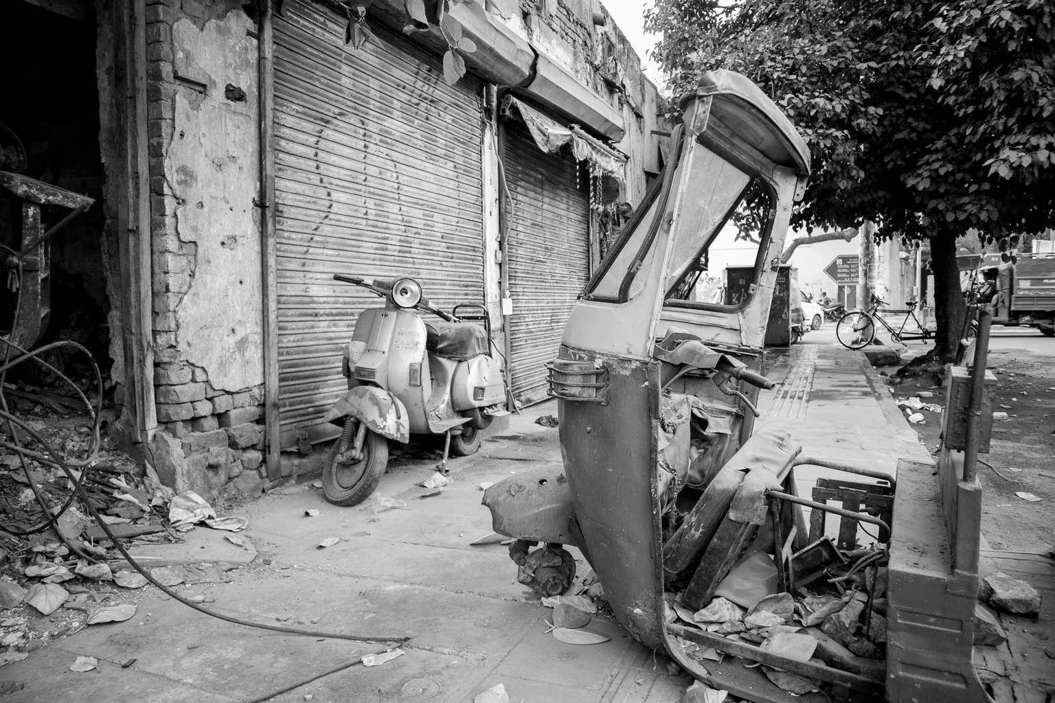 Why bother with the breakers yard, when you can just leave it on the street. (Paharganj)