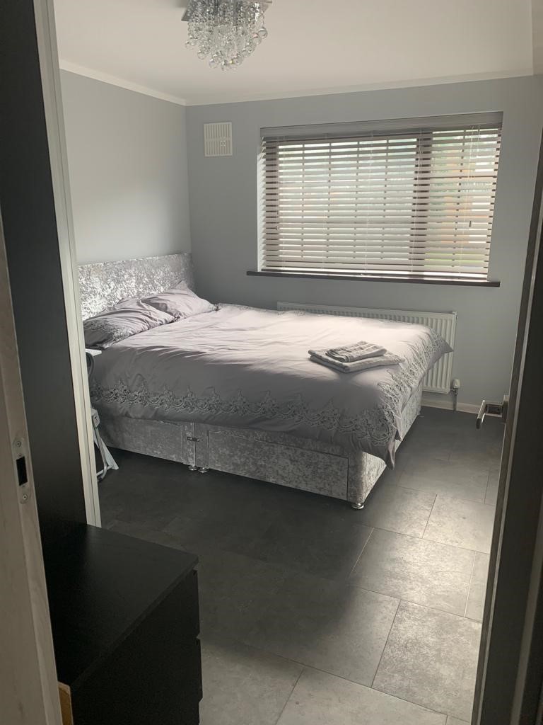 Jobs - room1 bed.jpg
