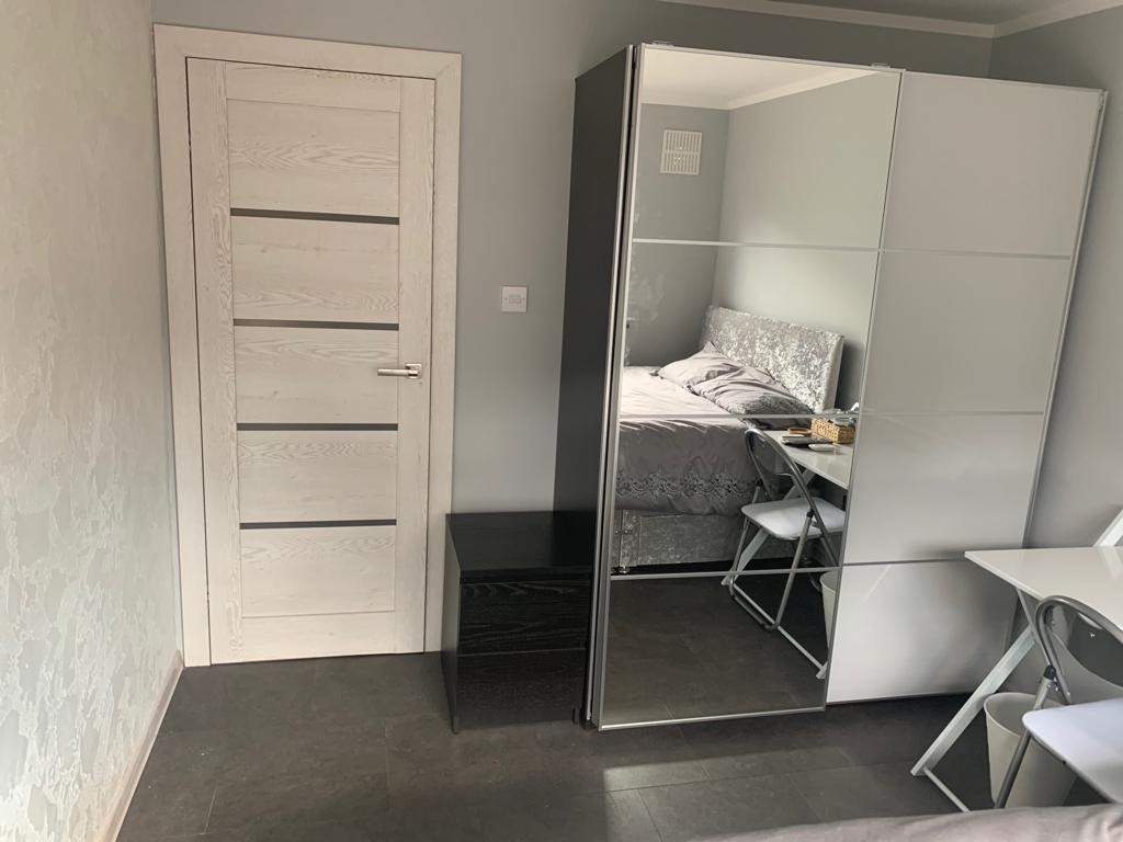 Jobs - room1 wardrobe.jpg