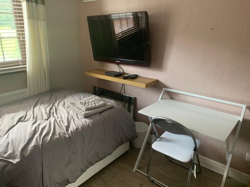 Jobs room2 desk.jpg