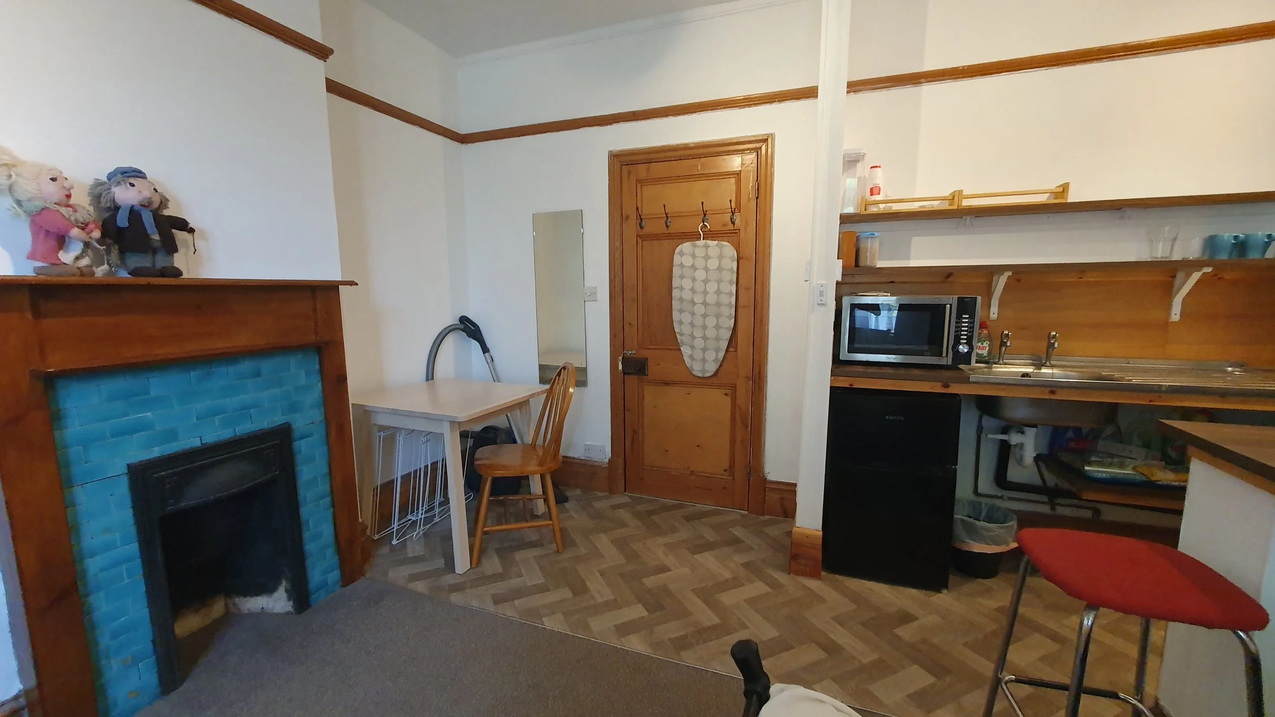 Dhbedsit-kit-dining.jpg