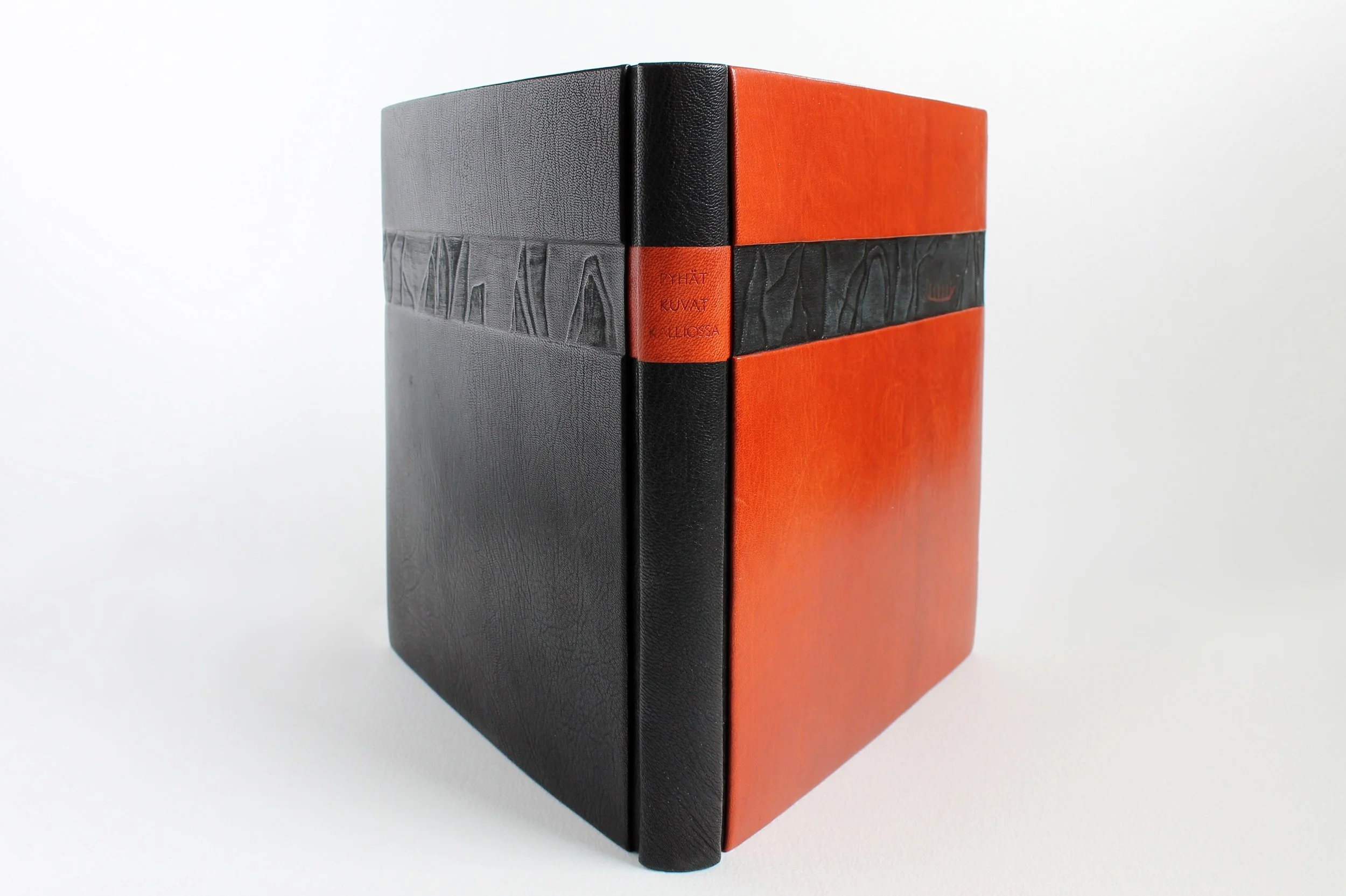  fine binding by Kaija Rantakari, 2008  Pyhät kuvat kalliossa 