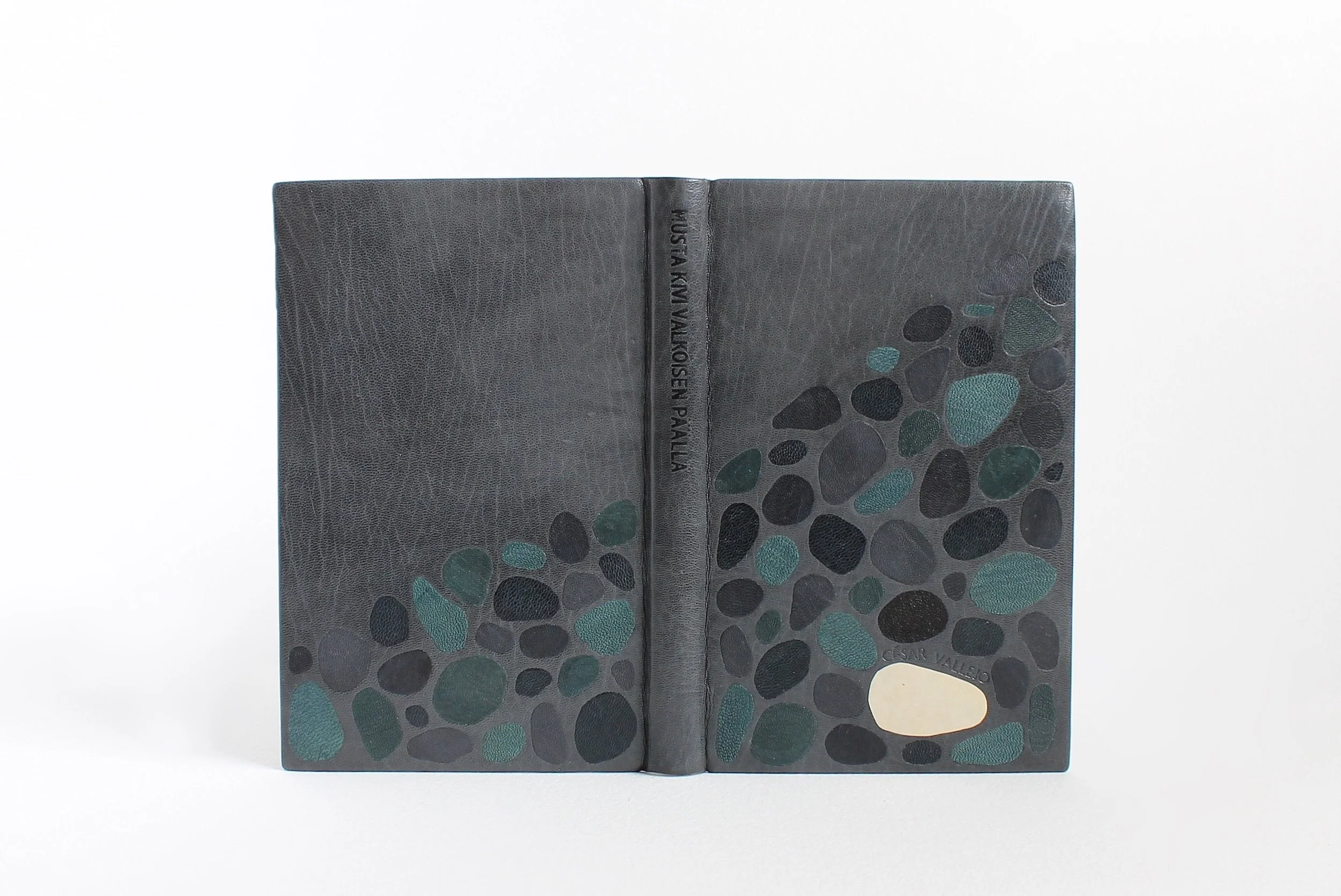  fine binding by Kaija Rantakari, 2008  Musta kivi valkoisen päällä by César Vallejo 
